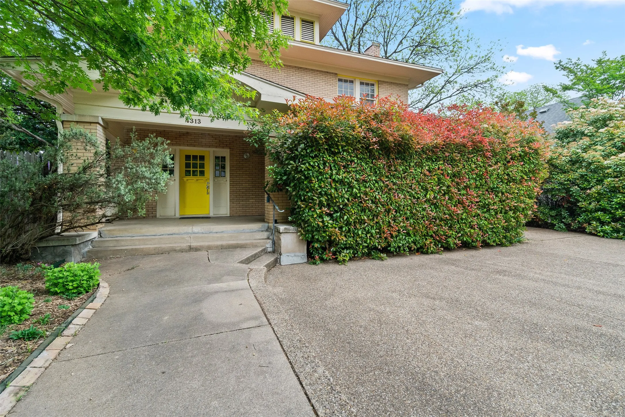 Single Family Residence For Rent in Dallas County , 4313 avondale Avenue, Dallas, Texas 75219, 4 Bedroom, 2 Bathroom, Garage spaces, 2,832 Sqft, built in 1929, mls#21265333, Real Estate Agent in Dallas, Homes For Rent in Dallas county, Homes For Rent in Dallas, Realtor in Dallas Texas, Real Estate Brokerage Independent Realty Texas, Luminita Cordes Realtor