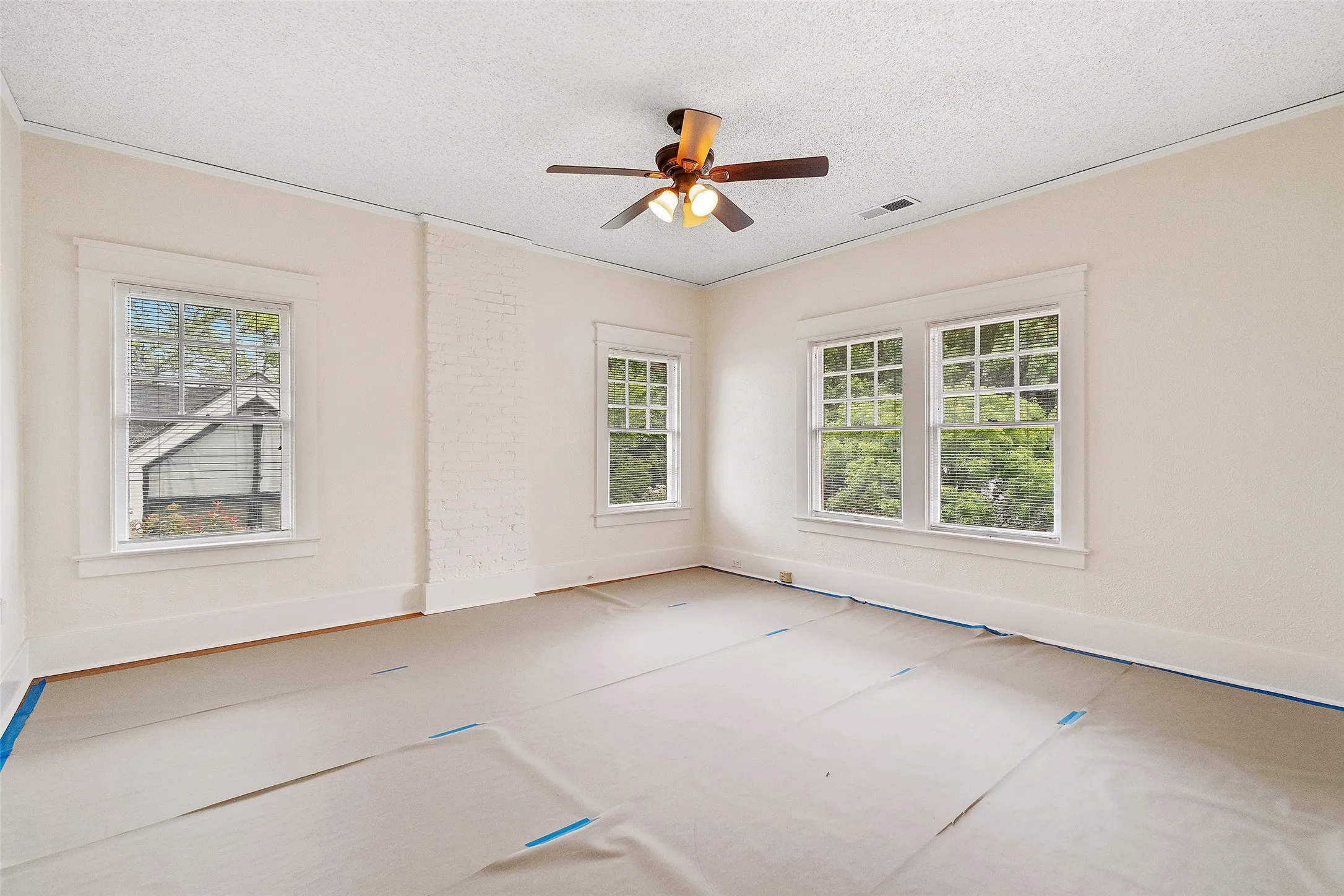 Single Family Residence For Rent in Dallas County , 4313 avondale Avenue, Dallas, Texas 75219, 4 Bedroom, 2 Bathroom, Garage spaces, 2,832 Sqft, built in 1929, mls#21265333, Real Estate Agent in Dallas, Homes For Rent in Dallas county, Homes For Rent in Dallas, Realtor in Dallas Texas, Real Estate Brokerage Independent Realty Texas, Luminita Cordes Realtor