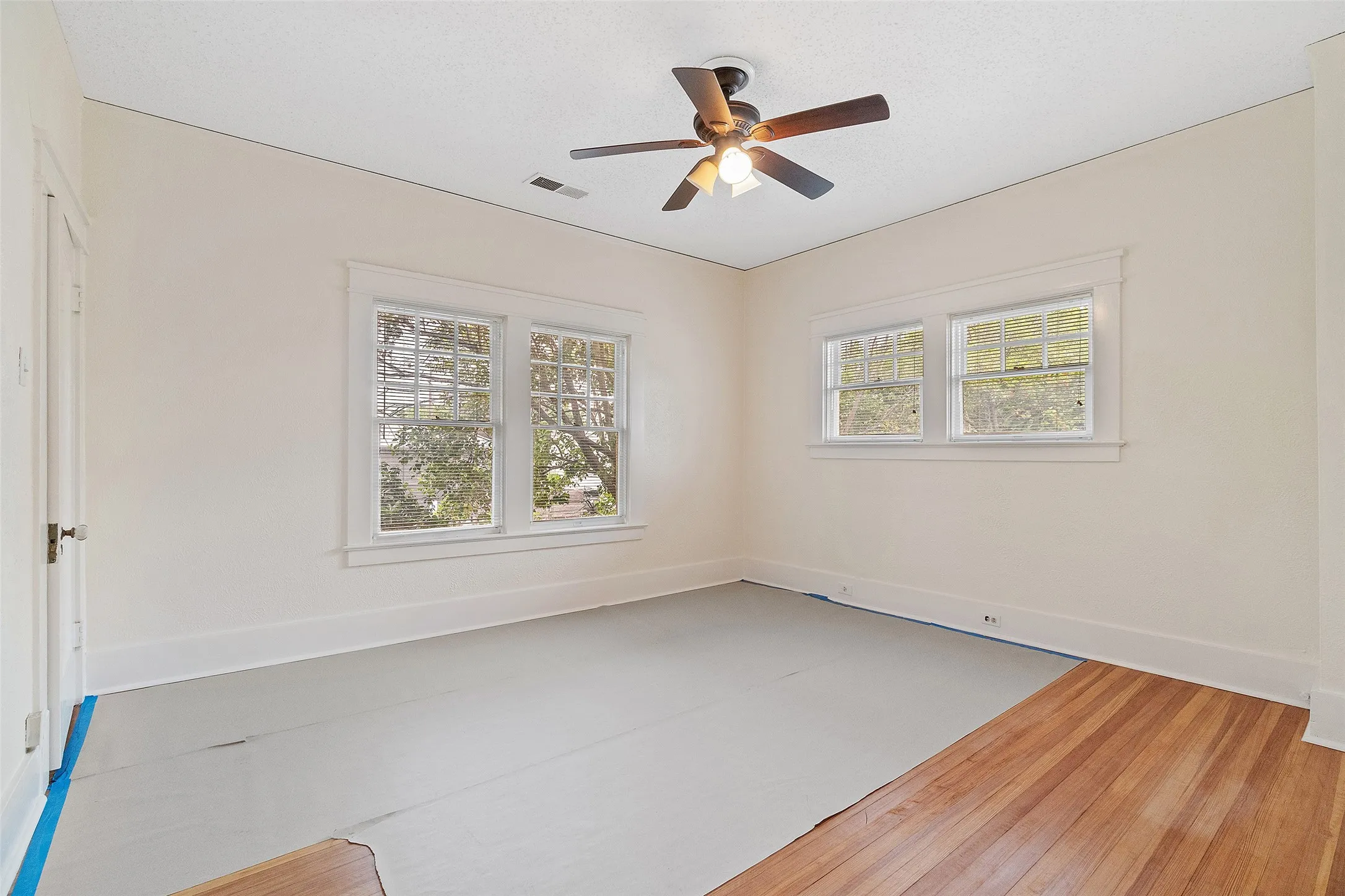 Single Family Residence For Rent in Dallas County , 4313 avondale Avenue, Dallas, Texas 75219, 4 Bedroom, 2 Bathroom, Garage spaces, 2,832 Sqft, built in 1929, mls#21265333, Real Estate Agent in Dallas, Homes For Rent in Dallas county, Homes For Rent in Dallas, Realtor in Dallas Texas, Real Estate Brokerage Independent Realty Texas, Luminita Cordes Realtor