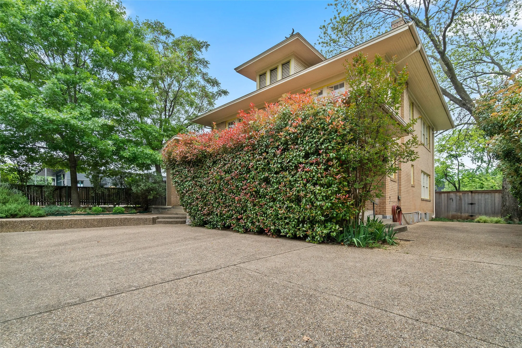 Single Family Residence For Rent in Dallas County , 4313 avondale Avenue, Dallas, Texas 75219, 4 Bedroom, 2 Bathroom, Garage spaces, 2,832 Sqft, built in 1929, mls#21265333, Real Estate Agent in Dallas, Homes For Rent in Dallas county, Homes For Rent in Dallas, Realtor in Dallas Texas, Real Estate Brokerage Independent Realty Texas, Luminita Cordes Realtor