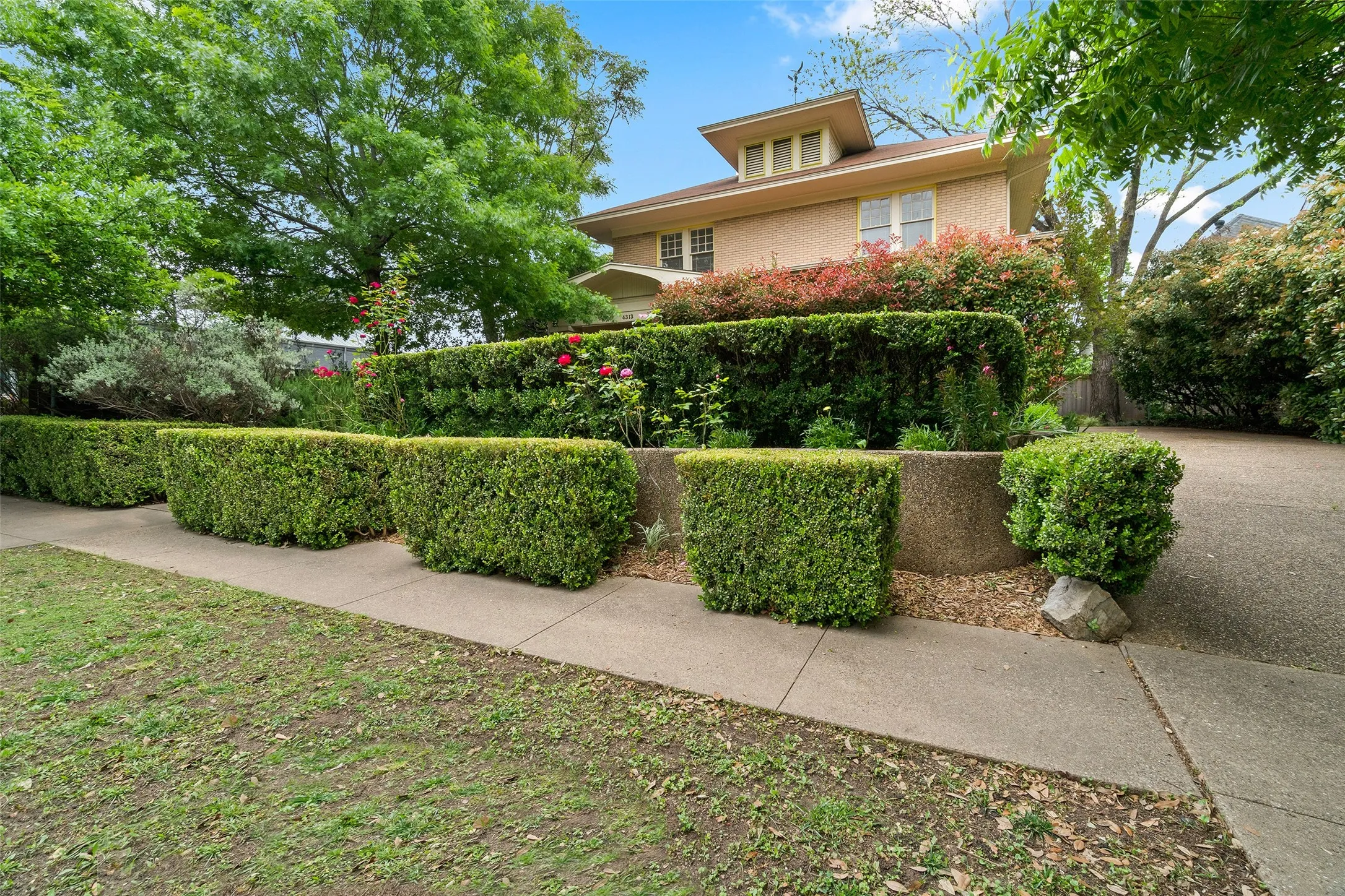 Single Family Residence For Rent in Dallas County , 4313 avondale Avenue, Dallas, Texas 75219, 4 Bedroom, 2 Bathroom, Garage spaces, 2,832 Sqft, built in 1929, mls#21265333, Real Estate Agent in Dallas, Homes For Rent in Dallas county, Homes For Rent in Dallas, Realtor in Dallas Texas, Real Estate Brokerage Independent Realty Texas, Luminita Cordes Realtor