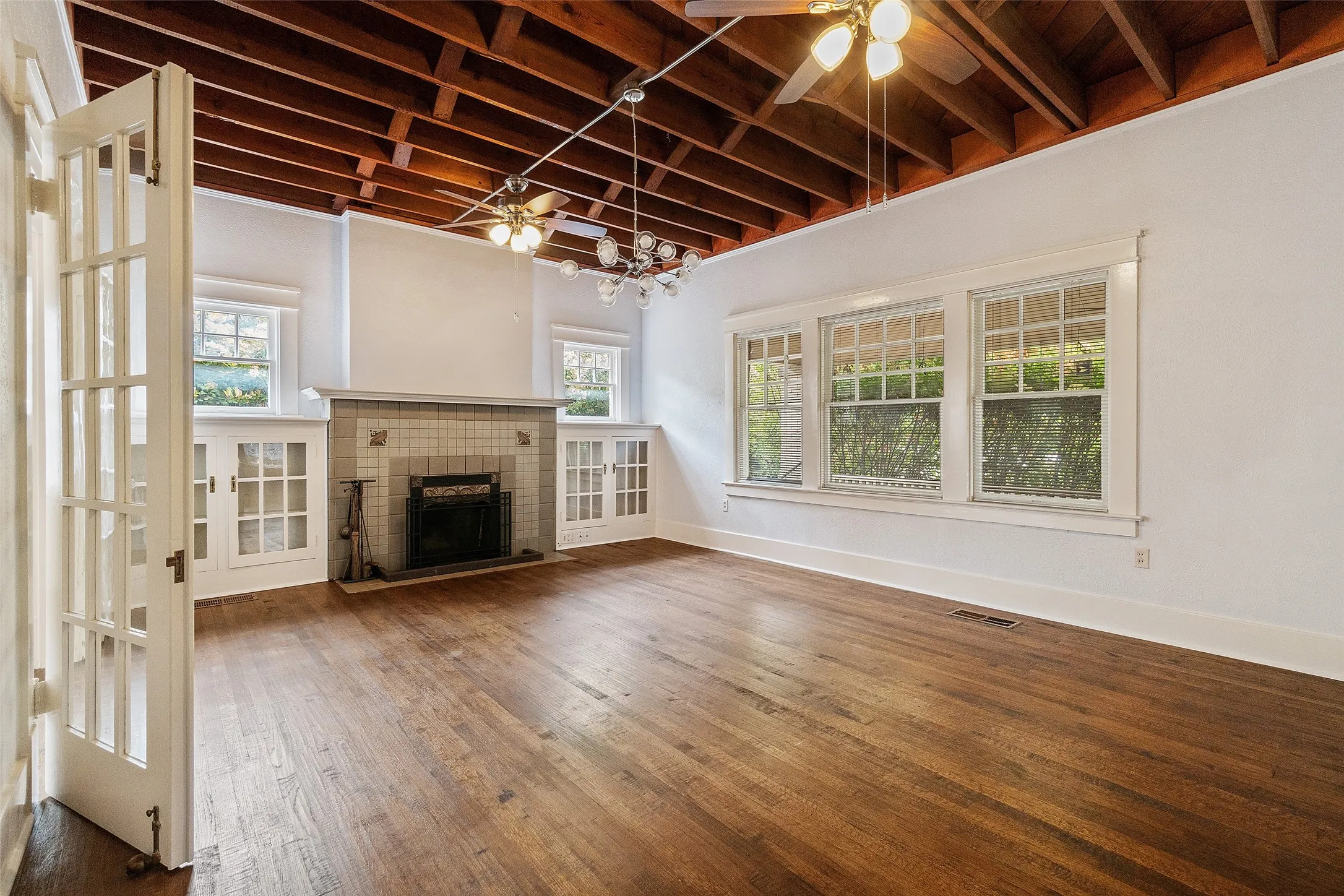 Single Family Residence For Rent in Dallas County , 4313 avondale Avenue, Dallas, Texas 75219, 4 Bedroom, 2 Bathroom, Garage spaces, 2,832 Sqft, built in 1929, mls#21265333, Real Estate Agent in Dallas, Homes For Rent in Dallas county, Homes For Rent in Dallas, Realtor in Dallas Texas, Real Estate Brokerage Independent Realty Texas, Luminita Cordes Realtor