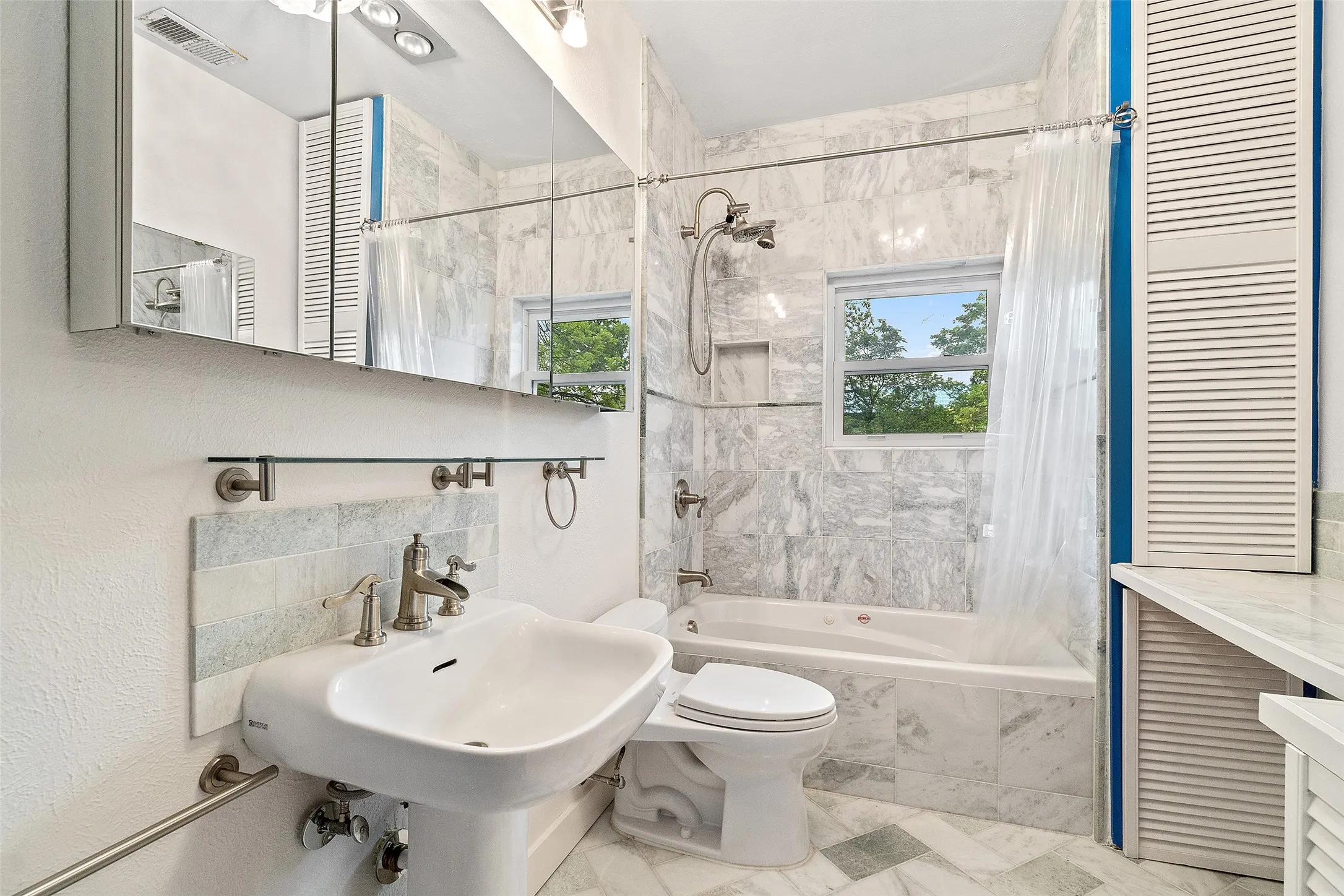 Single Family Residence For Rent in Dallas County , 4313 avondale Avenue, Dallas, Texas 75219, 4 Bedroom, 2 Bathroom, Garage spaces, 2,832 Sqft, built in 1929, mls#21265333, Real Estate Agent in Dallas, Homes For Rent in Dallas county, Homes For Rent in Dallas, Realtor in Dallas Texas, Real Estate Brokerage Independent Realty Texas, Luminita Cordes Realtor