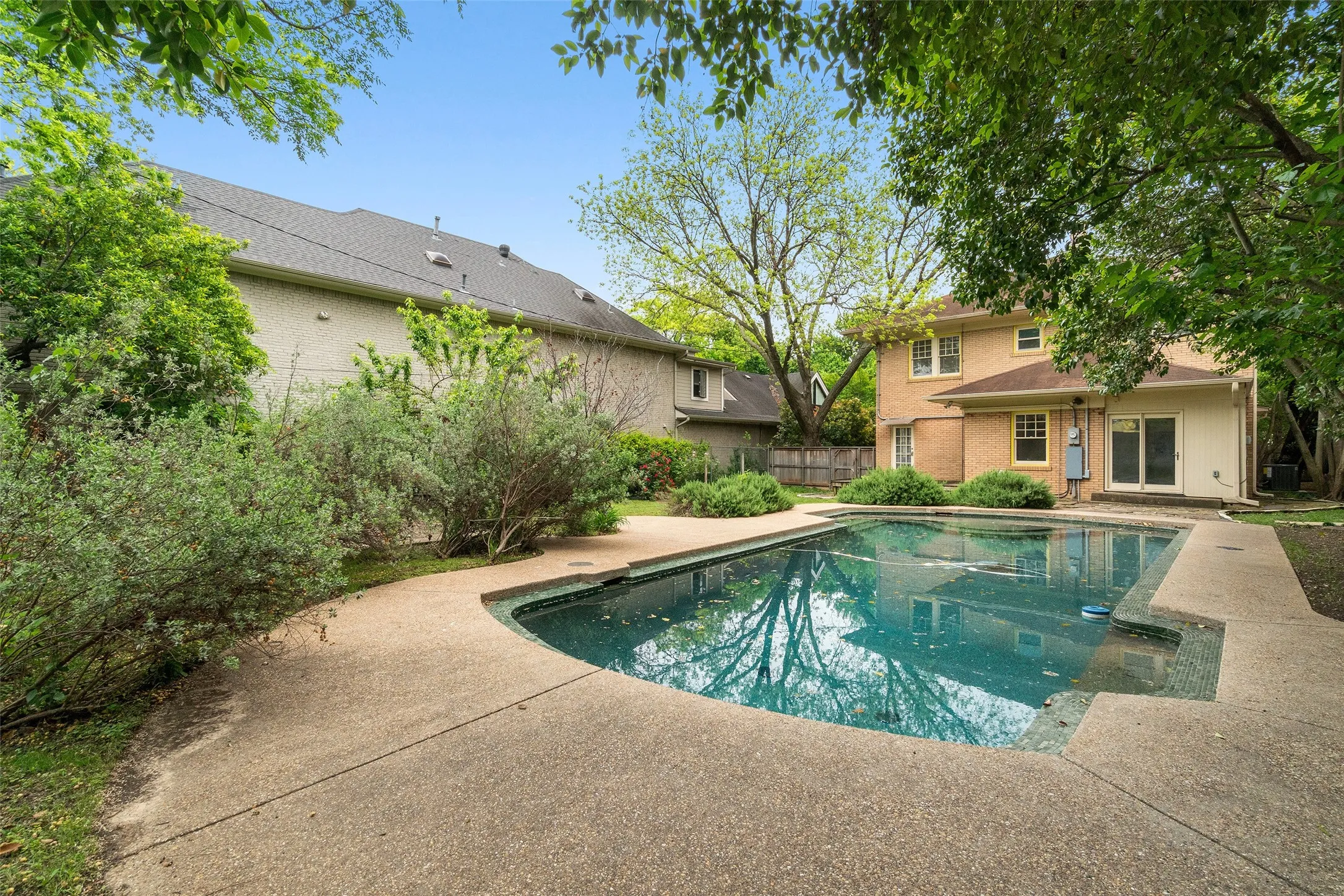 Single Family Residence For Rent in Dallas County , 4313 avondale Avenue, Dallas, Texas 75219, 4 Bedroom, 2 Bathroom, Garage spaces, 2,832 Sqft, built in 1929, mls#21265333, Real Estate Agent in Dallas, Homes For Rent in Dallas county, Homes For Rent in Dallas, Realtor in Dallas Texas, Real Estate Brokerage Independent Realty Texas, Luminita Cordes Realtor