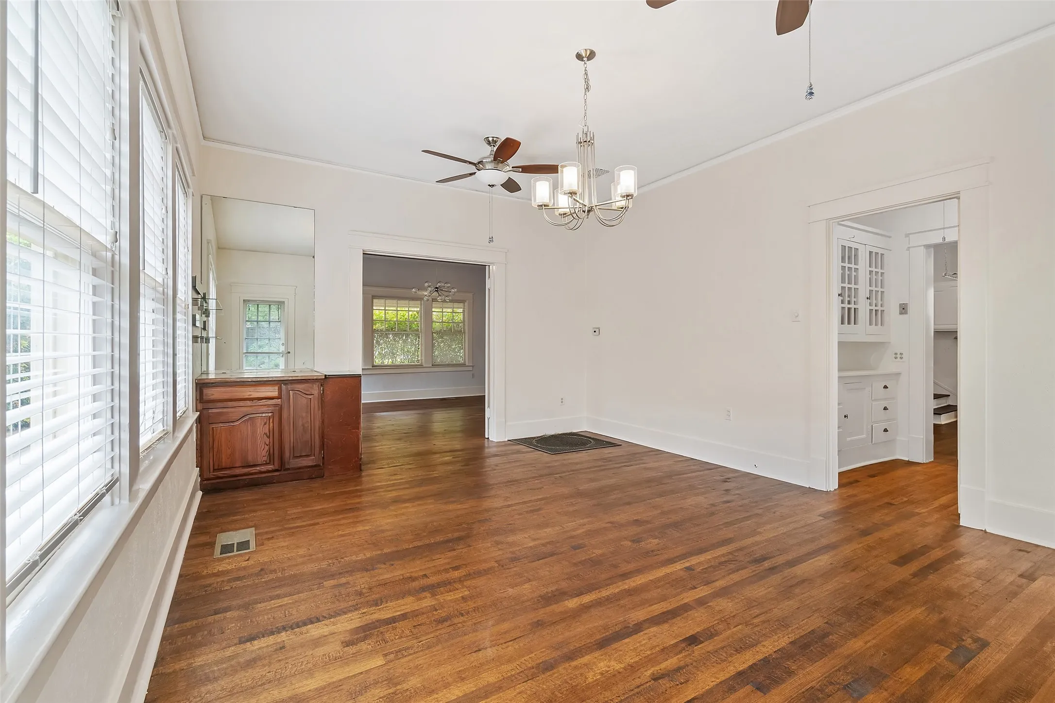 Single Family Residence For Rent in Dallas County , 4313 avondale Avenue, Dallas, Texas 75219, 4 Bedroom, 2 Bathroom, Garage spaces, 2,832 Sqft, built in 1929, mls#21265333, Real Estate Agent in Dallas, Homes For Rent in Dallas county, Homes For Rent in Dallas, Realtor in Dallas Texas, Real Estate Brokerage Independent Realty Texas, Luminita Cordes Realtor