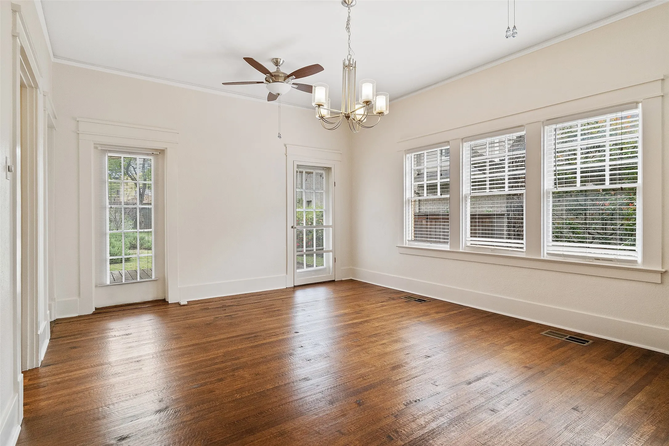 Single Family Residence For Rent in Dallas County , 4313 avondale Avenue, Dallas, Texas 75219, 4 Bedroom, 2 Bathroom, Garage spaces, 2,832 Sqft, built in 1929, mls#21265333, Real Estate Agent in Dallas, Homes For Rent in Dallas county, Homes For Rent in Dallas, Realtor in Dallas Texas, Real Estate Brokerage Independent Realty Texas, Luminita Cordes Realtor