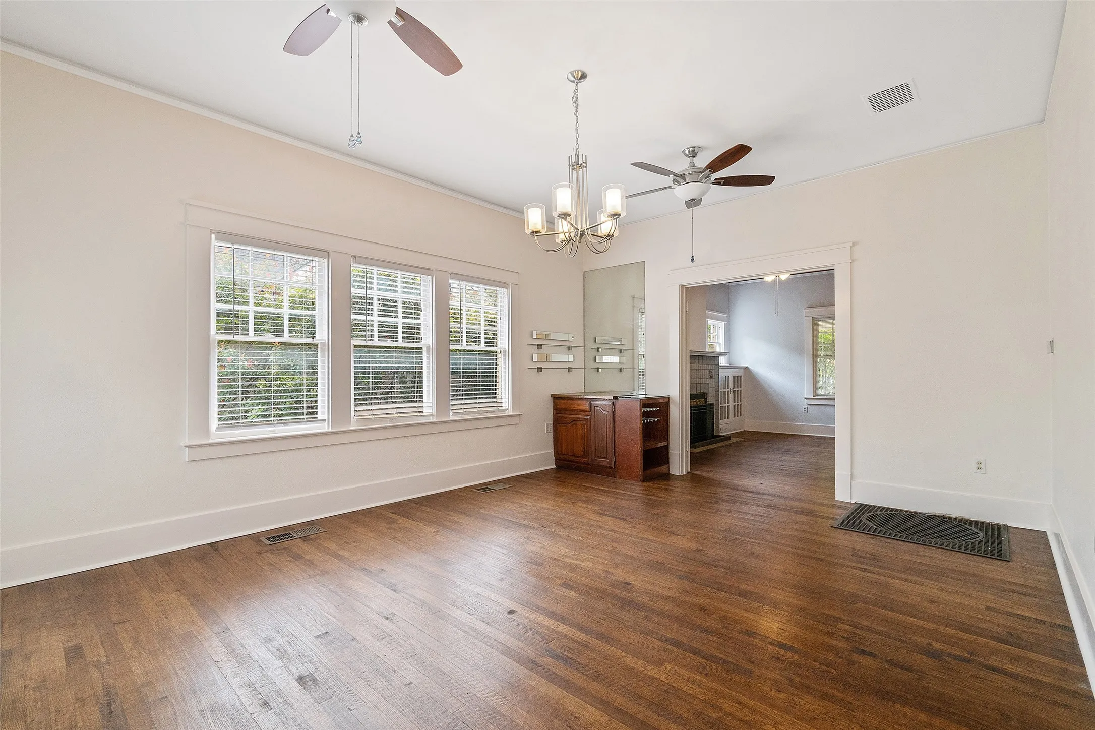 Single Family Residence For Rent in Dallas County , 4313 avondale Avenue, Dallas, Texas 75219, 4 Bedroom, 2 Bathroom, Garage spaces, 2,832 Sqft, built in 1929, mls#21265333, Real Estate Agent in Dallas, Homes For Rent in Dallas county, Homes For Rent in Dallas, Realtor in Dallas Texas, Real Estate Brokerage Independent Realty Texas, Luminita Cordes Realtor