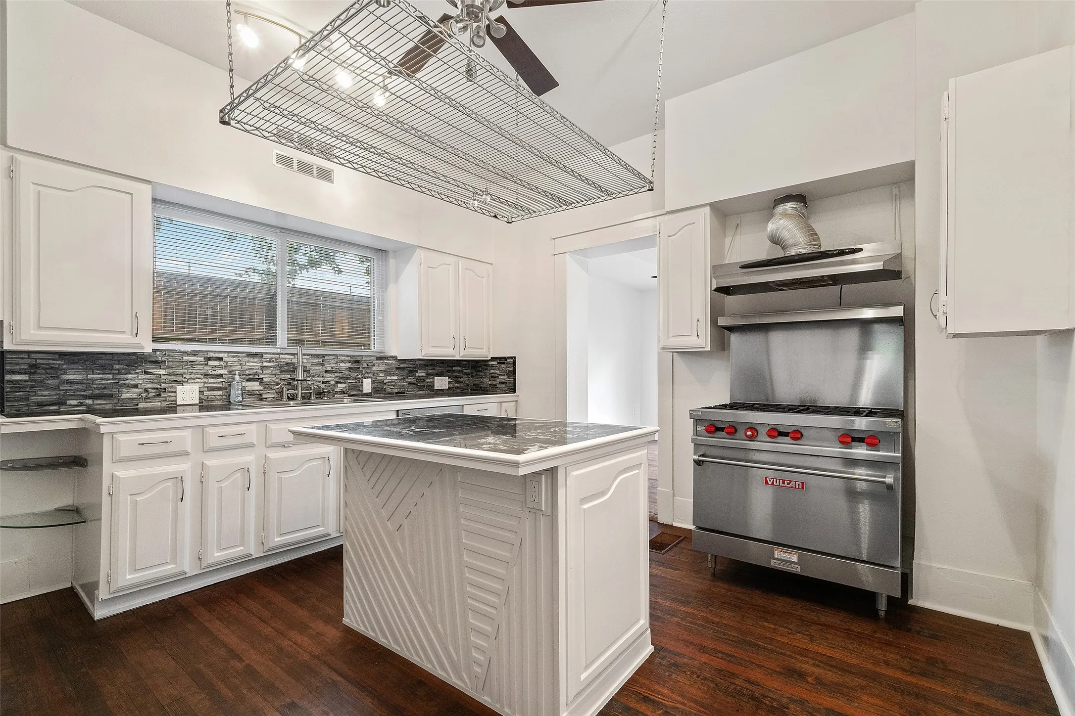 Single Family Residence For Rent in Dallas County , 4313 avondale Avenue, Dallas, Texas 75219, 4 Bedroom, 2 Bathroom, Garage spaces, 2,832 Sqft, built in 1929, mls#21265333, Real Estate Agent in Dallas, Homes For Rent in Dallas county, Homes For Rent in Dallas, Realtor in Dallas Texas, Real Estate Brokerage Independent Realty Texas, Luminita Cordes Realtor