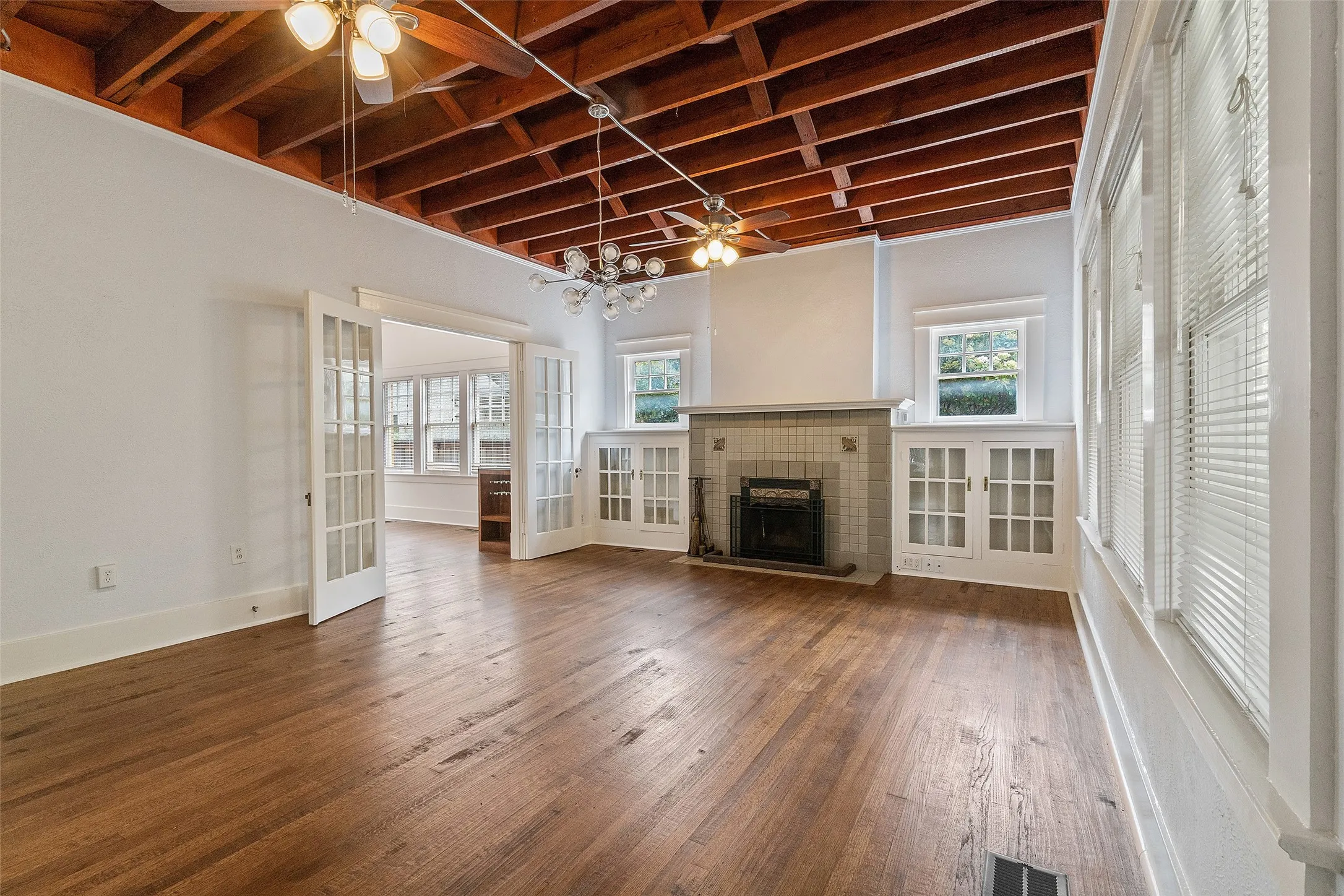 Single Family Residence For Rent in Dallas County , 4313 avondale Avenue, Dallas, Texas 75219, 4 Bedroom, 2 Bathroom, Garage spaces, 2,832 Sqft, built in 1929, mls#21265333, Real Estate Agent in Dallas, Homes For Rent in Dallas county, Homes For Rent in Dallas, Realtor in Dallas Texas, Real Estate Brokerage Independent Realty Texas, Luminita Cordes Realtor