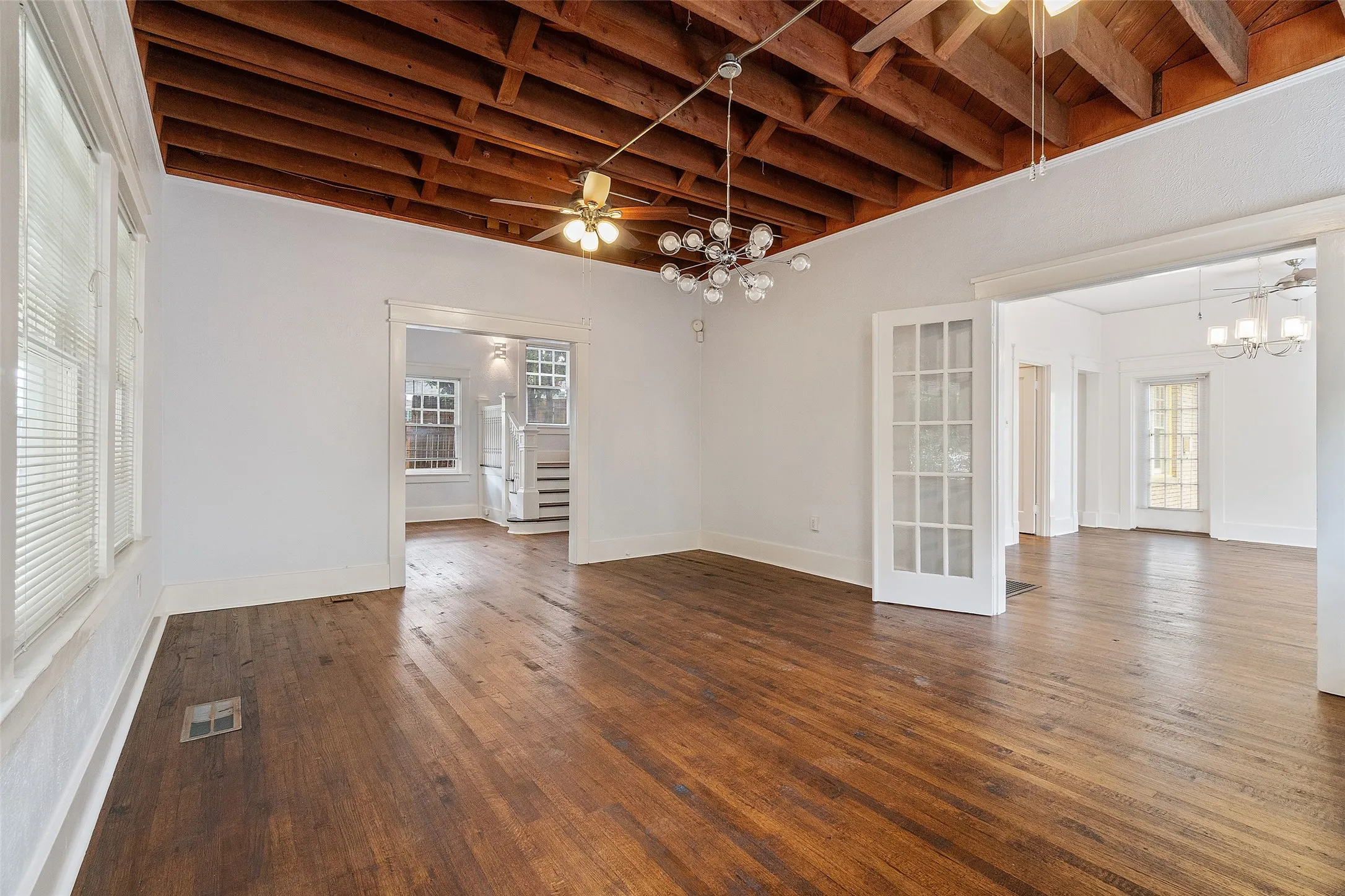 Single Family Residence For Rent in Dallas County , 4313 avondale Avenue, Dallas, Texas 75219, 4 Bedroom, 2 Bathroom, Garage spaces, 2,832 Sqft, built in 1929, mls#21265333, Real Estate Agent in Dallas, Homes For Rent in Dallas county, Homes For Rent in Dallas, Realtor in Dallas Texas, Real Estate Brokerage Independent Realty Texas, Luminita Cordes Realtor