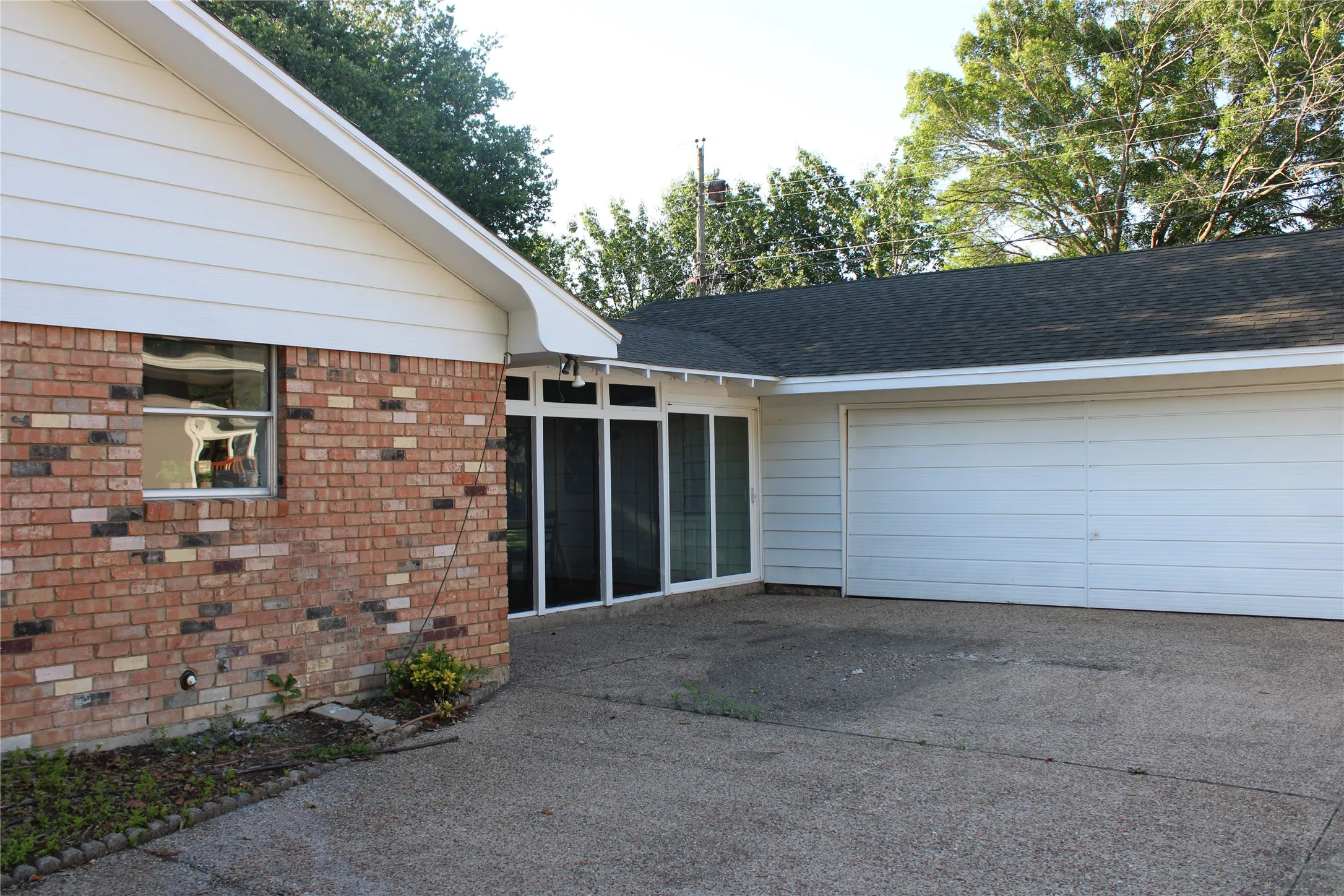 Single Family Residence For Sale in Mc Lennan County , 4900 Lake Hurst Drive, Waco, Texas 76710, 4 Bedroom, 3 Bathroom, 2 Garage spaces, 2,168 Sqft, built in 1965, mls#21265338, Real Estate Agent in Waco, Homes For Sale in Mc Lennan county, Homes For Sale in Waco, Realtor in Waco Texas, Real Estate Brokerage Independent Realty Texas, Luminita Cordes Realtor