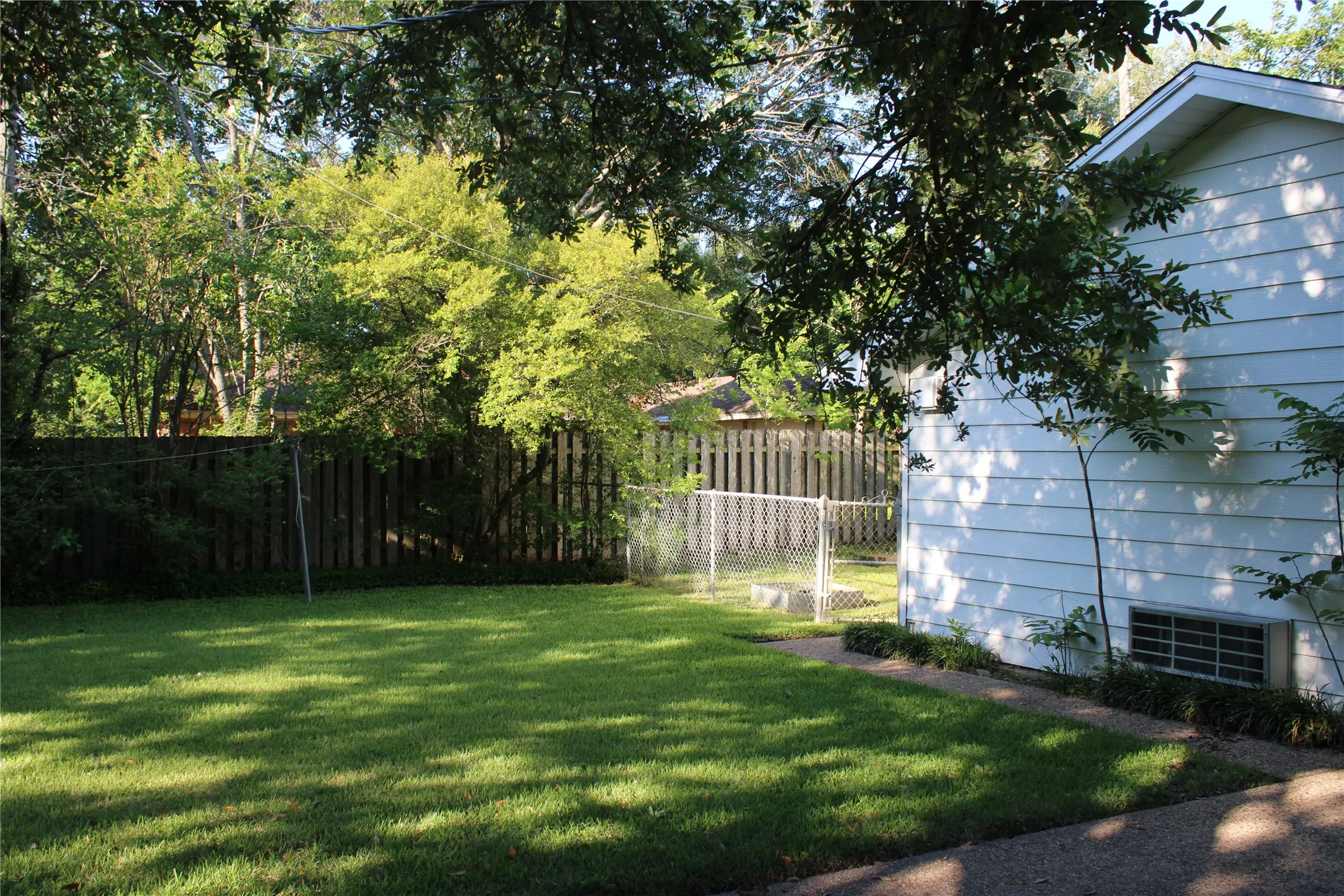 Single Family Residence For Sale in Mc Lennan County , 4900 Lake Hurst Drive, Waco, Texas 76710, 4 Bedroom, 3 Bathroom, 2 Garage spaces, 2,168 Sqft, built in 1965, mls#21265338, Real Estate Agent in Waco, Homes For Sale in Mc Lennan county, Homes For Sale in Waco, Realtor in Waco Texas, Real Estate Brokerage Independent Realty Texas, Luminita Cordes Realtor