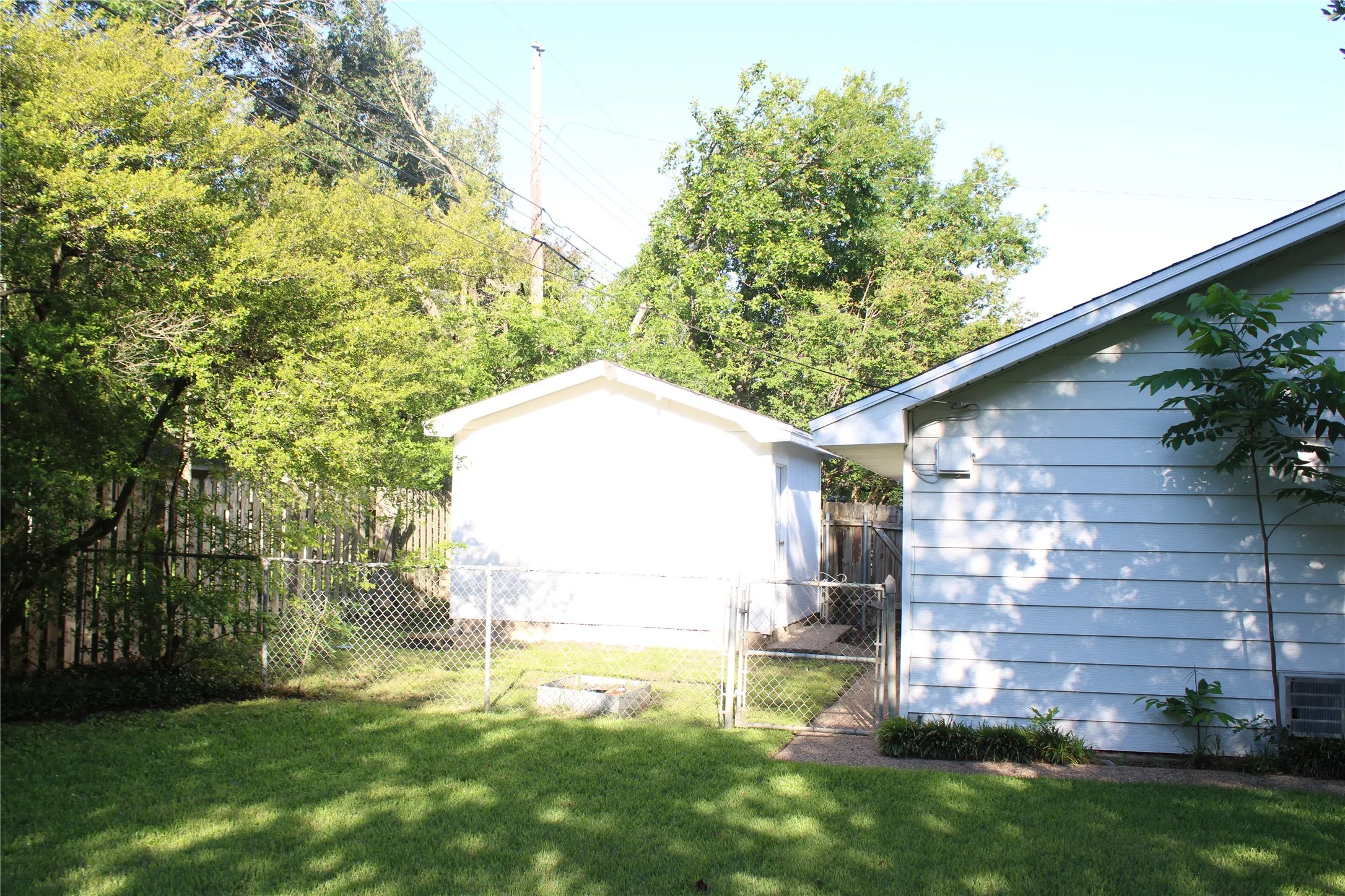 Single Family Residence For Sale in Mc Lennan County , 4900 Lake Hurst Drive, Waco, Texas 76710, 4 Bedroom, 3 Bathroom, 2 Garage spaces, 2,168 Sqft, built in 1965, mls#21265338, Real Estate Agent in Waco, Homes For Sale in Mc Lennan county, Homes For Sale in Waco, Realtor in Waco Texas, Real Estate Brokerage Independent Realty Texas, Luminita Cordes Realtor