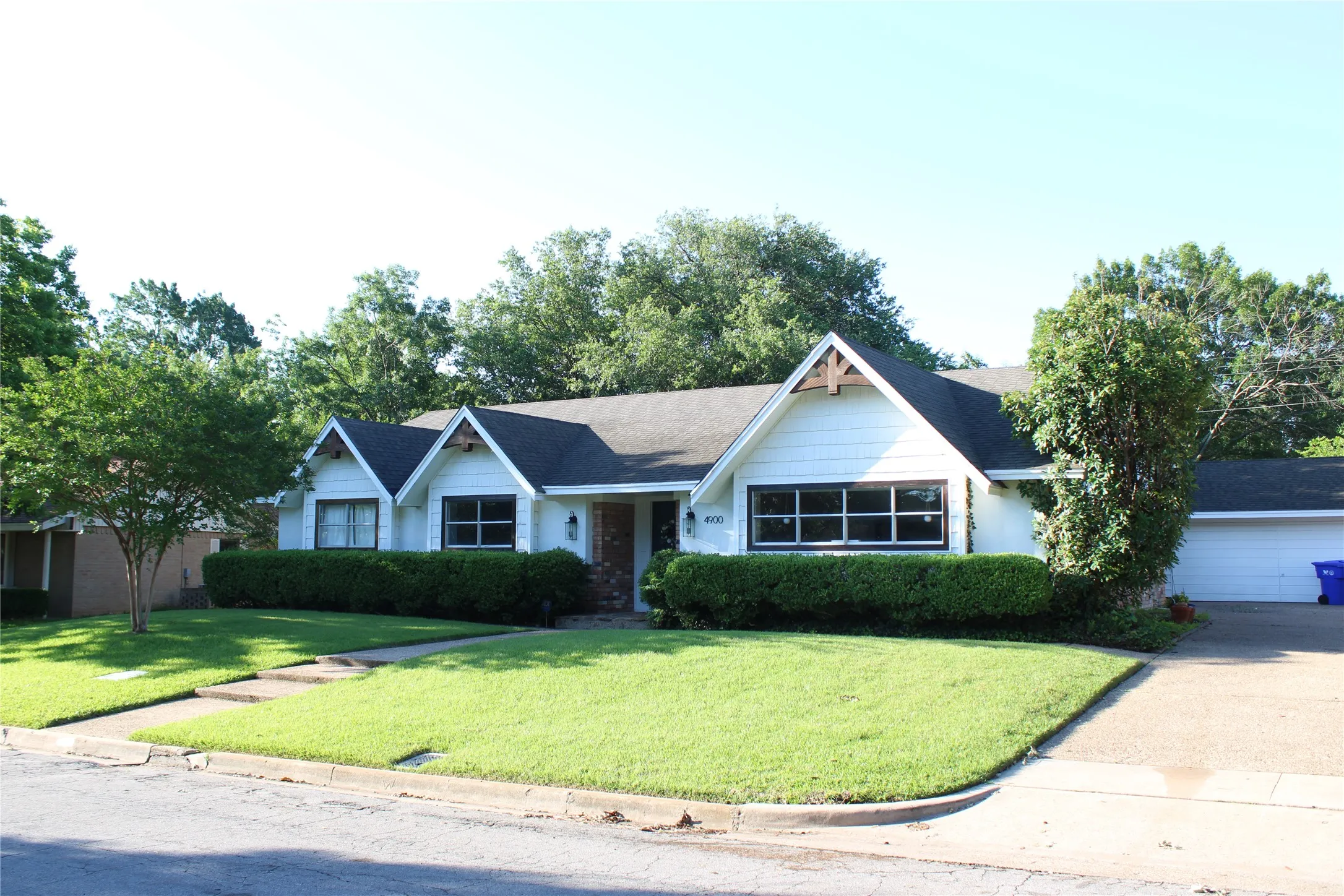 Single Family Residence For Sale in Mc Lennan County , 4900 Lake Hurst Drive, Waco, Texas 76710, 4 Bedroom, 3 Bathroom, 2 Garage spaces, 2,168 Sqft, built in 1965, mls#21265338, Real Estate Agent in Waco, Homes For Sale in Mc Lennan county, Homes For Sale in Waco, Realtor in Waco Texas, Real Estate Brokerage Independent Realty Texas, Luminita Cordes Realtor
