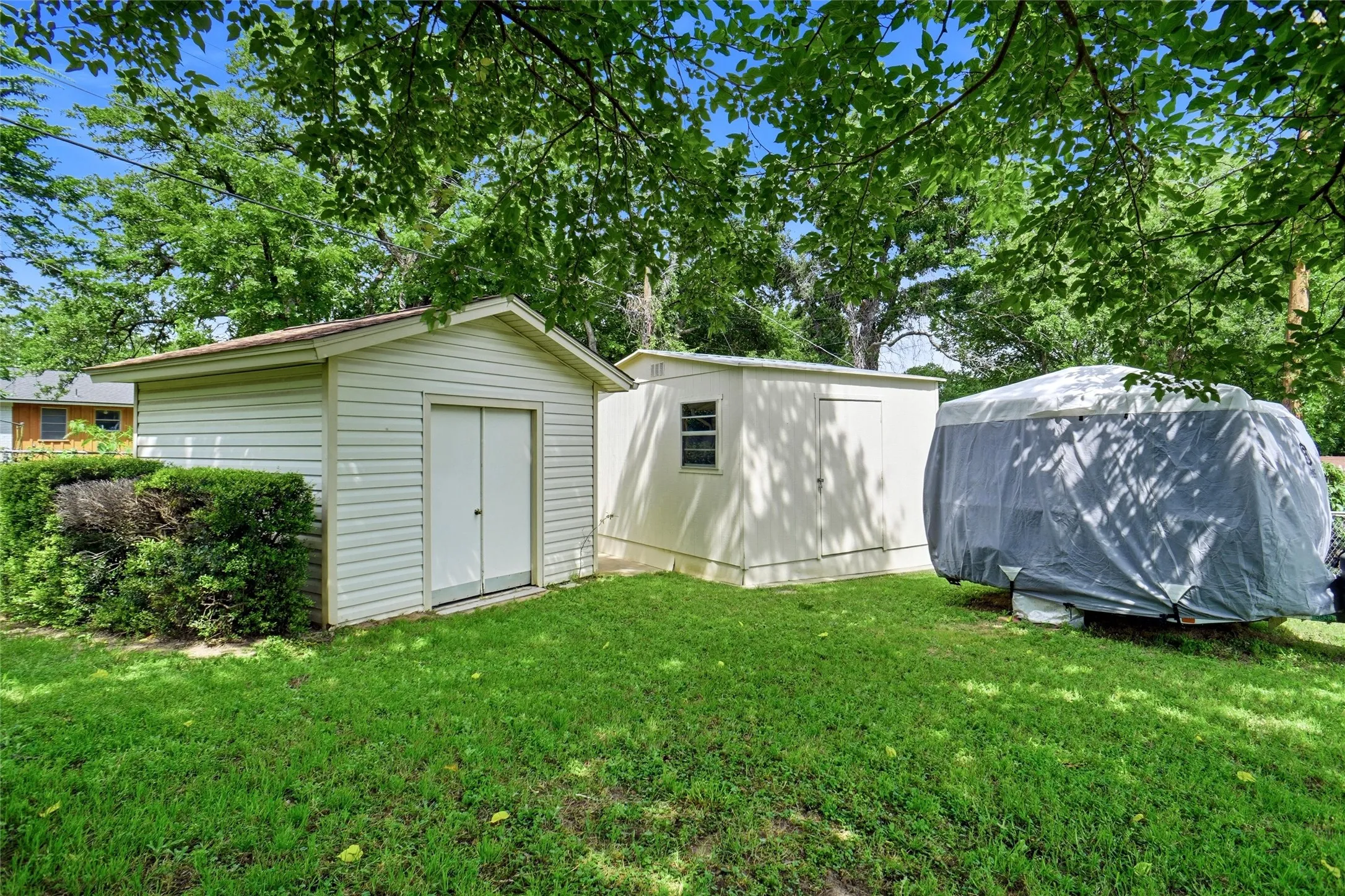 Single Family Residence For Sale in Tarrant County , 1004 Gladstone Avenue, Azle, Texas 76020, 4 Bedroom, 3 Bathroom, 2 Garage spaces, 1,942 Sqft, built in 1973, mls#21200955, Real Estate Agent in Azle, Homes For Sale in Tarrant county, Homes For Sale in Azle, Realtor in Azle Texas, Real Estate Brokerage Independent Realty Texas, Luminita Cordes Realtor