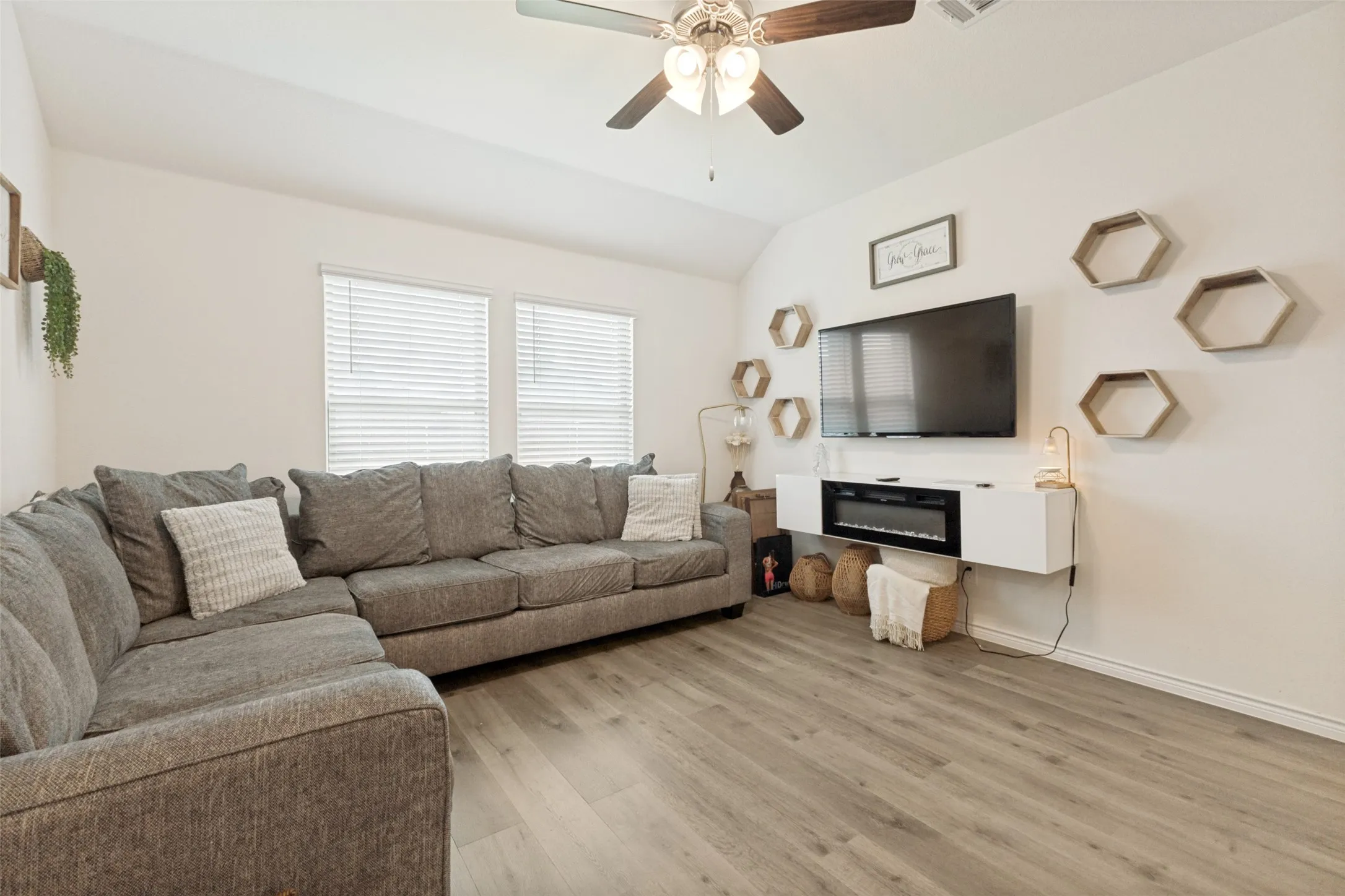 Single Family Residence For Sale in Collin County , 756 Daybreak Lane, Lavon, Texas 75166, 4 Bedrooms, 2 Bathrooms, 2 Garage spaces, 1,592 Sqft, built in 2023, Price $270,000, mls#21265355, Real Estate Agent in Lavon, Homes For Sale in Collin county, Homes For Sale in Lavon, Realtor in Lavon Texas, Real Estate Brokerage Independent Realty Texas, Luminita Cordes Realtor
