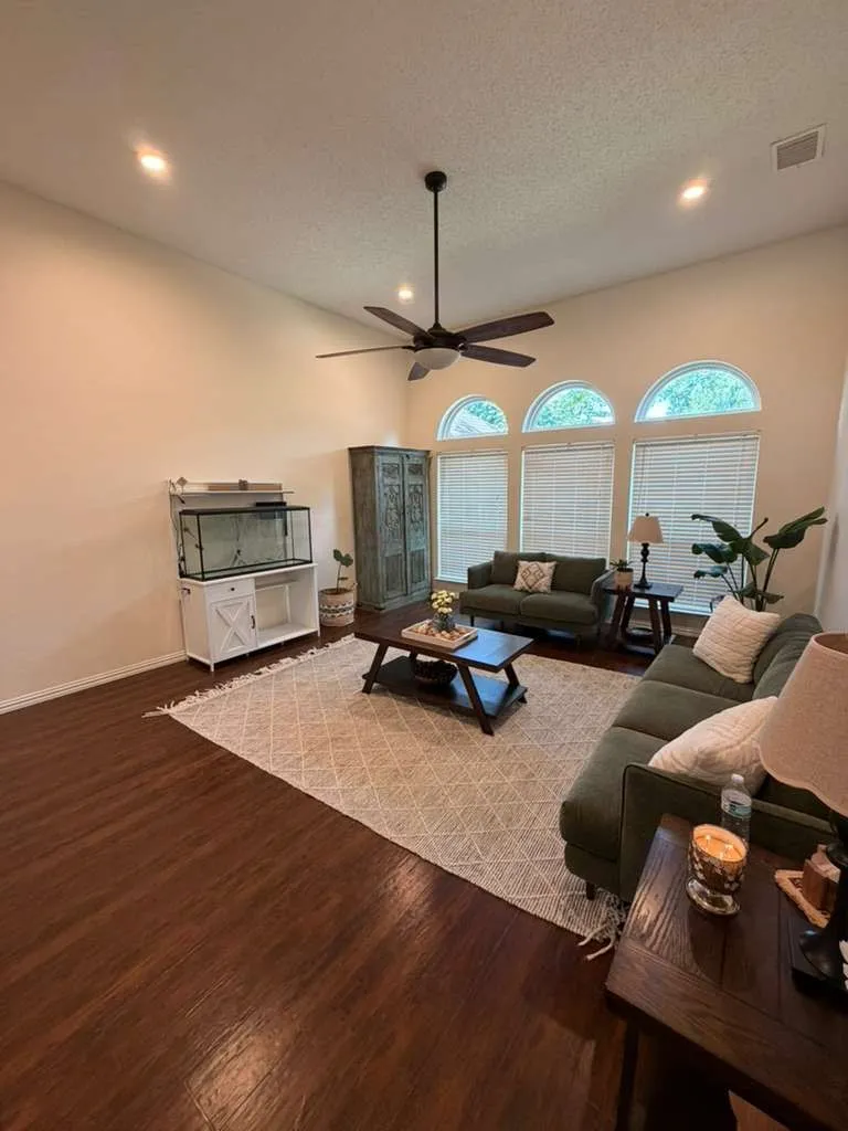 Single Family Residence For Sale in Dallas County , 906 busby, Cedar Hill, Texas 75104, 3 Bedrooms, 2 Bathrooms, 2 Garage spaces, 2,190 Sqft, built in 1991, Price $335,000, mls#21265360, Real Estate Agent in Cedar Hill, Homes For Sale in Dallas county, Homes For Sale in Cedar Hill, Realtor in Cedar Hill Texas, Real Estate Brokerage Independent Realty Texas, Luminita Cordes Realtor