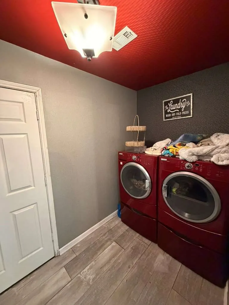 Single Family Residence For Sale in Dallas County , 906 busby, Cedar Hill, Texas 75104, 3 Bedrooms, 2 Bathrooms, 2 Garage spaces, 2,190 Sqft, built in 1991, Price $335,000, mls#21265360, Real Estate Agent in Cedar Hill, Homes For Sale in Dallas county, Homes For Sale in Cedar Hill, Realtor in Cedar Hill Texas, Real Estate Brokerage Independent Realty Texas, Luminita Cordes Realtor