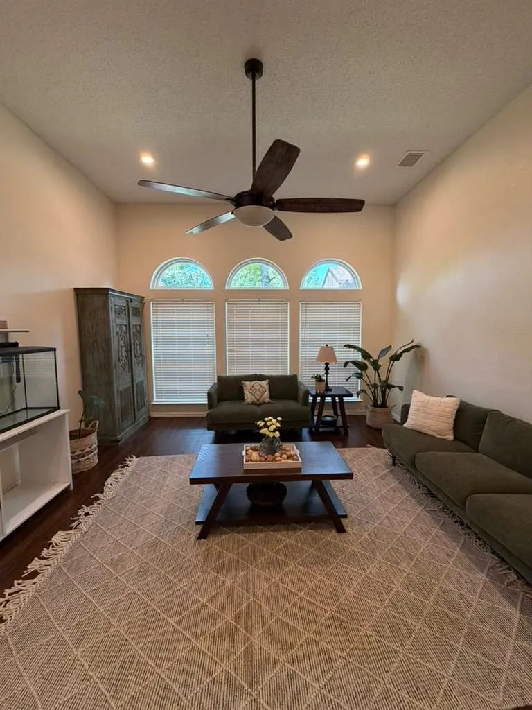 Single Family Residence For Sale in Dallas County , 906 busby, Cedar Hill, Texas 75104, 3 Bedrooms, 2 Bathrooms, 2 Garage spaces, 2,190 Sqft, built in 1991, Price $335,000, mls#21265360, Real Estate Agent in Cedar Hill, Homes For Sale in Dallas county, Homes For Sale in Cedar Hill, Realtor in Cedar Hill Texas, Real Estate Brokerage Independent Realty Texas, Luminita Cordes Realtor