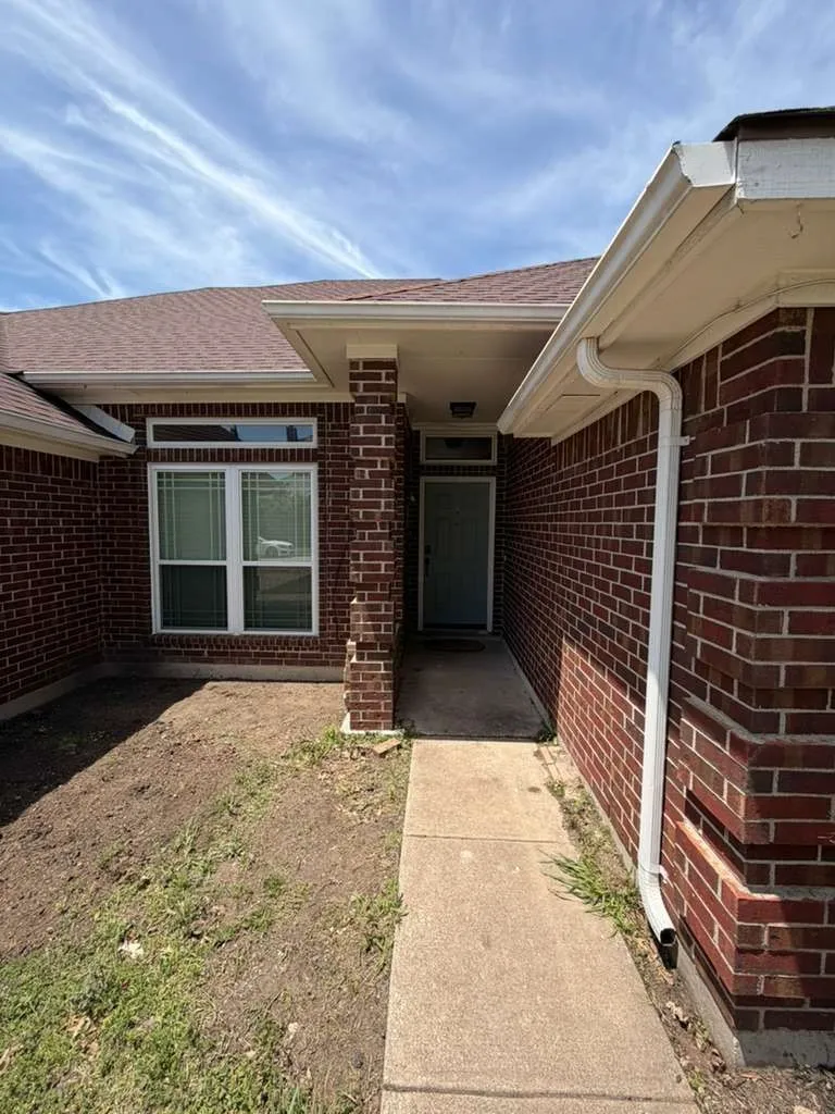 Single Family Residence For Sale in Dallas County , 906 busby, Cedar Hill, Texas 75104, 3 Bedrooms, 2 Bathrooms, 2 Garage spaces, 2,190 Sqft, built in 1991, Price $335,000, mls#21265360, Real Estate Agent in Cedar Hill, Homes For Sale in Dallas county, Homes For Sale in Cedar Hill, Realtor in Cedar Hill Texas, Real Estate Brokerage Independent Realty Texas, Luminita Cordes Realtor