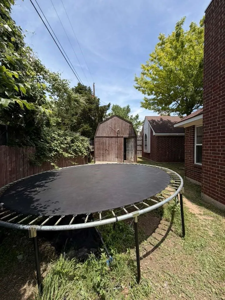Single Family Residence For Sale in Dallas County , 906 busby, Cedar Hill, Texas 75104, 3 Bedrooms, 2 Bathrooms, 2 Garage spaces, 2,190 Sqft, built in 1991, Price $335,000, mls#21265360, Real Estate Agent in Cedar Hill, Homes For Sale in Dallas county, Homes For Sale in Cedar Hill, Realtor in Cedar Hill Texas, Real Estate Brokerage Independent Realty Texas, Luminita Cordes Realtor