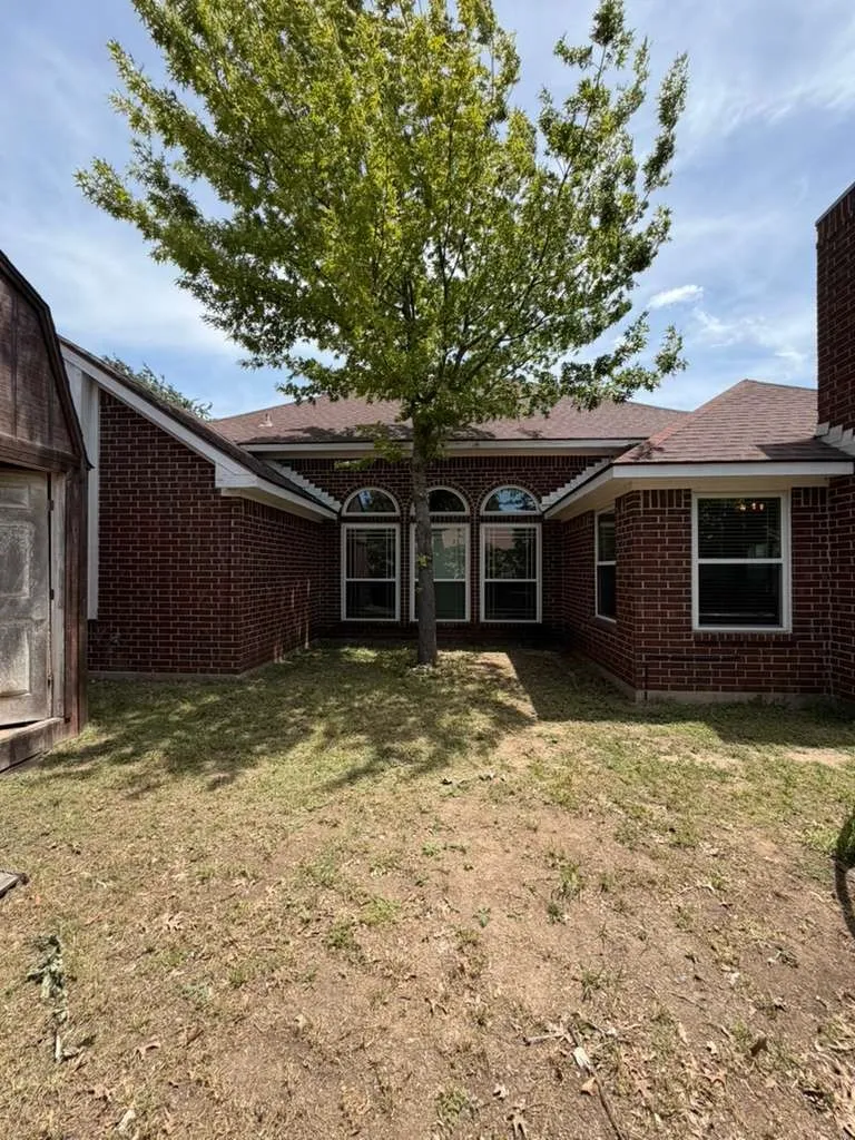Single Family Residence For Sale in Dallas County , 906 busby, Cedar Hill, Texas 75104, 3 Bedrooms, 2 Bathrooms, 2 Garage spaces, 2,190 Sqft, built in 1991, Price $335,000, mls#21265360, Real Estate Agent in Cedar Hill, Homes For Sale in Dallas county, Homes For Sale in Cedar Hill, Realtor in Cedar Hill Texas, Real Estate Brokerage Independent Realty Texas, Luminita Cordes Realtor
