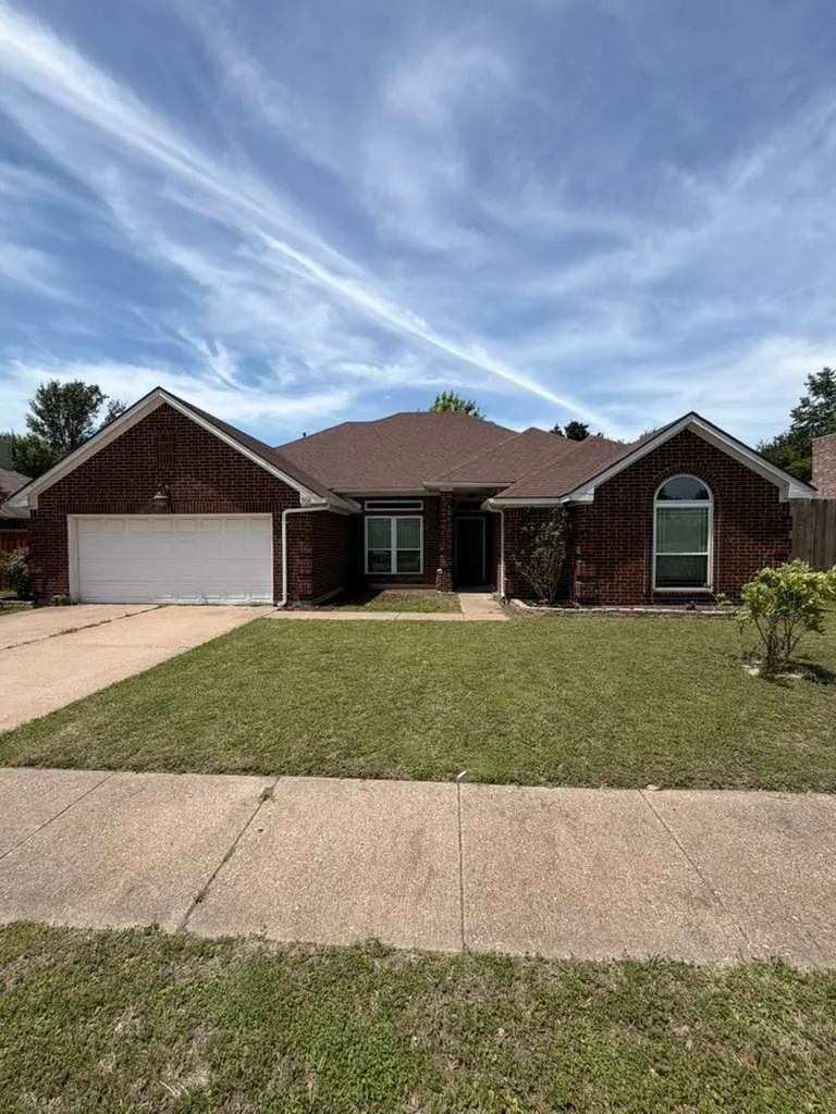 Single Family Residence For Sale in Dallas County , 906 busby, Cedar Hill, Texas 75104, 3 Bedrooms, 2 Bathrooms, 2 Garage spaces, 2,190 Sqft, built in 1991, Price $335,000, mls#21265360, Real Estate Agent in Cedar Hill, Homes For Sale in Dallas county, Homes For Sale in Cedar Hill, Realtor in Cedar Hill Texas, Real Estate Brokerage Independent Realty Texas, Luminita Cordes Realtor