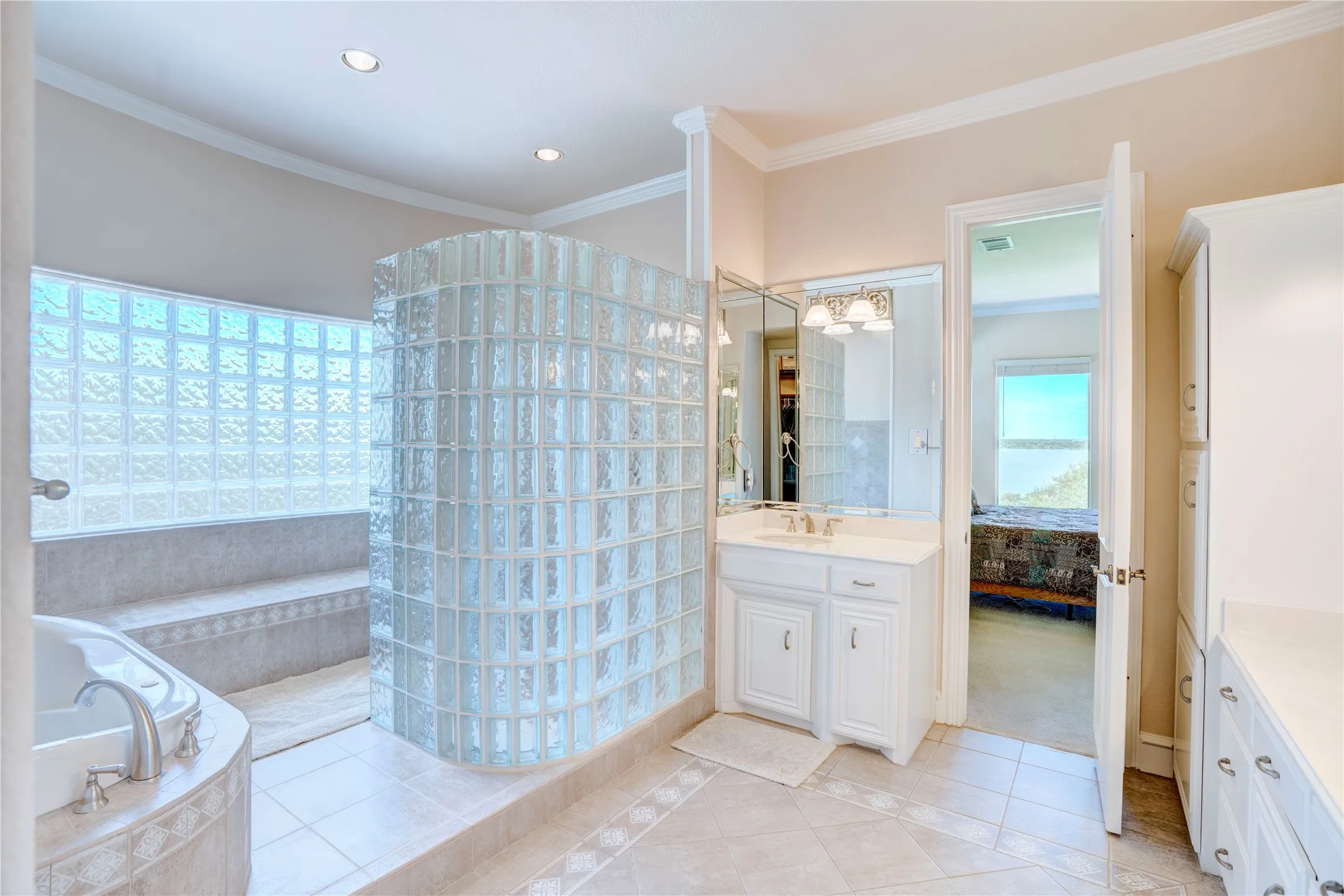 Single Family Residence For Sale in Dallas County , 1132 Mallard Pointe Drive, Grand Prairie, Texas 75104, 4 Bedroom, 5 Bathroom, 4 Garage spaces, 5,208 Sqft, built in 2000, mls#21262662, Real Estate Agent in Grand Prairie, Homes For Sale in Dallas county, Homes For Sale in Grand Prairie, Realtor in Grand Prairie Texas, Real Estate Brokerage Independent Realty Texas, Luminita Cordes Realtor