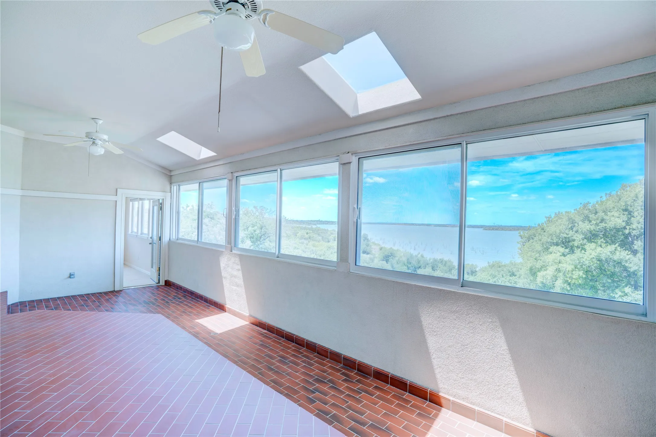 Single Family Residence For Sale in Dallas County , 1132 Mallard Pointe Drive, Grand Prairie, Texas 75104, 4 Bedroom, 5 Bathroom, 4 Garage spaces, 5,208 Sqft, built in 2000, mls#21262662, Real Estate Agent in Grand Prairie, Homes For Sale in Dallas county, Homes For Sale in Grand Prairie, Realtor in Grand Prairie Texas, Real Estate Brokerage Independent Realty Texas, Luminita Cordes Realtor