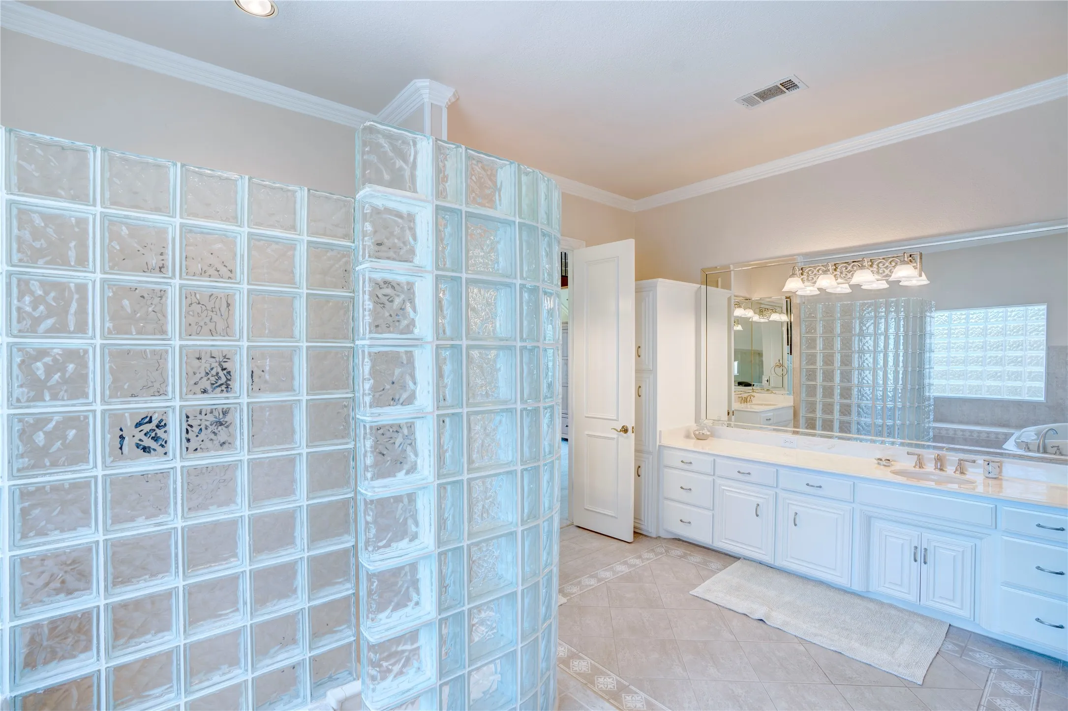 Single Family Residence For Sale in Dallas County , 1132 Mallard Pointe Drive, Grand Prairie, Texas 75104, 4 Bedroom, 5 Bathroom, 4 Garage spaces, 5,208 Sqft, built in 2000, mls#21262662, Real Estate Agent in Grand Prairie, Homes For Sale in Dallas county, Homes For Sale in Grand Prairie, Realtor in Grand Prairie Texas, Real Estate Brokerage Independent Realty Texas, Luminita Cordes Realtor