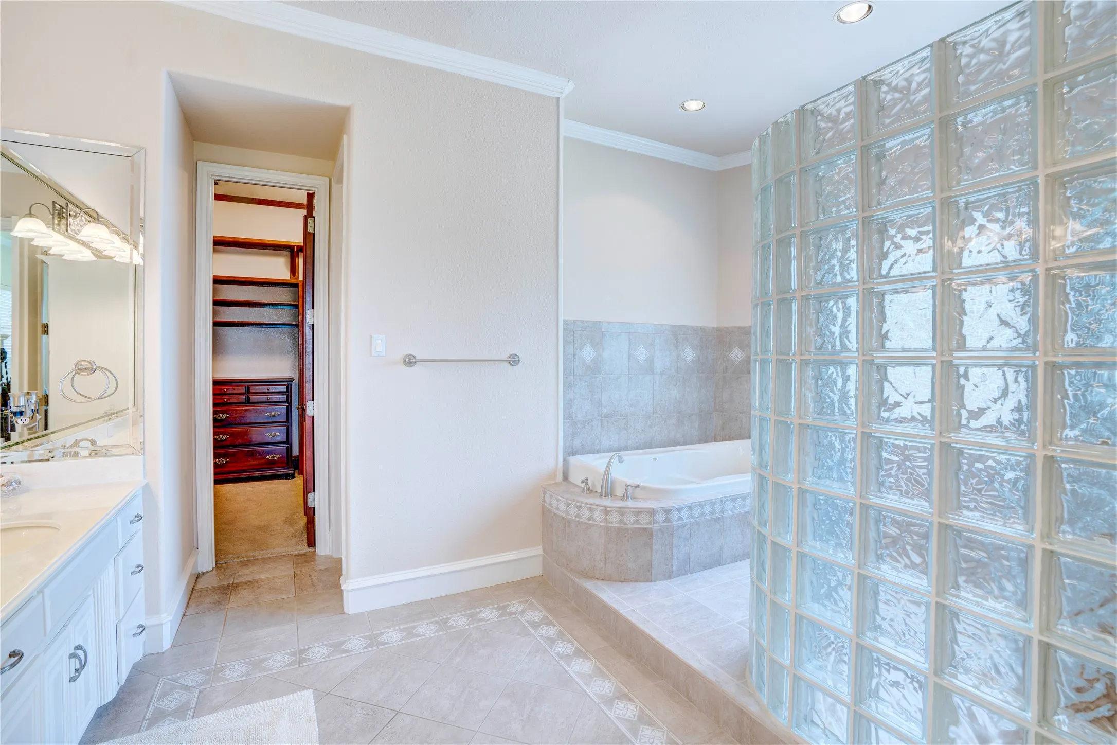 Single Family Residence For Sale in Dallas County , 1132 Mallard Pointe Drive, Grand Prairie, Texas 75104, 4 Bedroom, 5 Bathroom, 4 Garage spaces, 5,208 Sqft, built in 2000, mls#21262662, Real Estate Agent in Grand Prairie, Homes For Sale in Dallas county, Homes For Sale in Grand Prairie, Realtor in Grand Prairie Texas, Real Estate Brokerage Independent Realty Texas, Luminita Cordes Realtor
