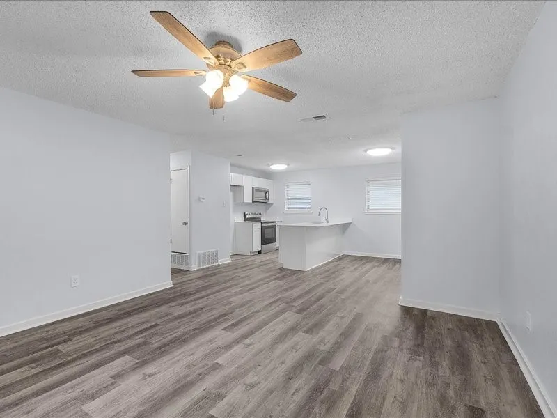 Single Family Residence For Sale in Johnson County , 303 Mansfield Road, Cleburne, Texas 76031, 4 Bedroom, 1 Bathroom, Garage spaces, 1,312 Sqft, built in 1973, mls#21265196, Real Estate Agent in Cleburne, Homes For Sale in Johnson county, Homes For Sale in Cleburne, Realtor in Cleburne Texas, Real Estate Brokerage Independent Realty Texas, Luminita Cordes Realtor