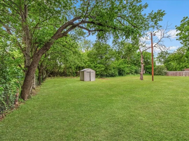 Single Family Residence For Sale in Johnson County , 303 Mansfield Road, Cleburne, Texas 76031, 4 Bedroom, 1 Bathroom, Garage spaces, 1,312 Sqft, built in 1973, mls#21265196, Real Estate Agent in Cleburne, Homes For Sale in Johnson county, Homes For Sale in Cleburne, Realtor in Cleburne Texas, Real Estate Brokerage Independent Realty Texas, Luminita Cordes Realtor