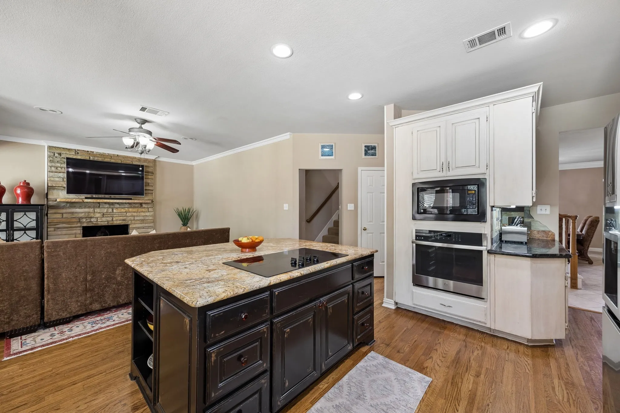Single Family Residence For Sale in Tarrant County , 303 Waterford Court, Southlake, Texas 76092, 4 Bedroom, 5 Bathroom, 3 Garage spaces, 3,562 Sqft, built in 1992, mls#21237189, Real Estate Agent in Southlake, Homes For Sale in Tarrant county, Homes For Sale in Southlake, Realtor in Southlake Texas, Real Estate Brokerage Independent Realty Texas, Luminita Cordes Realtor