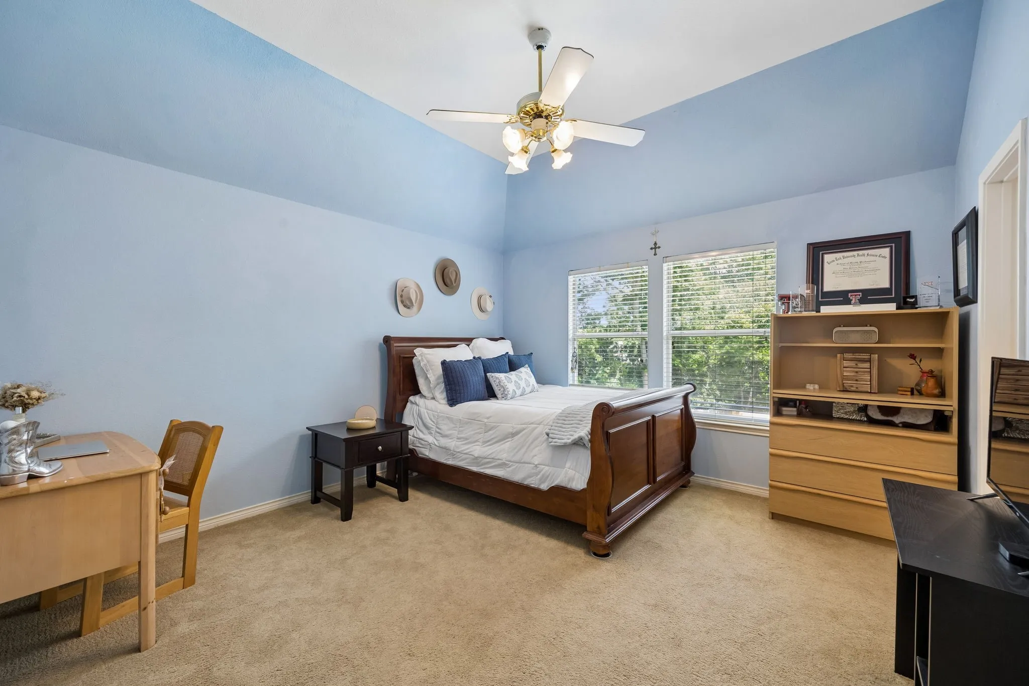 Single Family Residence For Sale in Tarrant County , 303 Waterford Court, Southlake, Texas 76092, 4 Bedroom, 5 Bathroom, 3 Garage spaces, 3,562 Sqft, built in 1992, mls#21237189, Real Estate Agent in Southlake, Homes For Sale in Tarrant county, Homes For Sale in Southlake, Realtor in Southlake Texas, Real Estate Brokerage Independent Realty Texas, Luminita Cordes Realtor