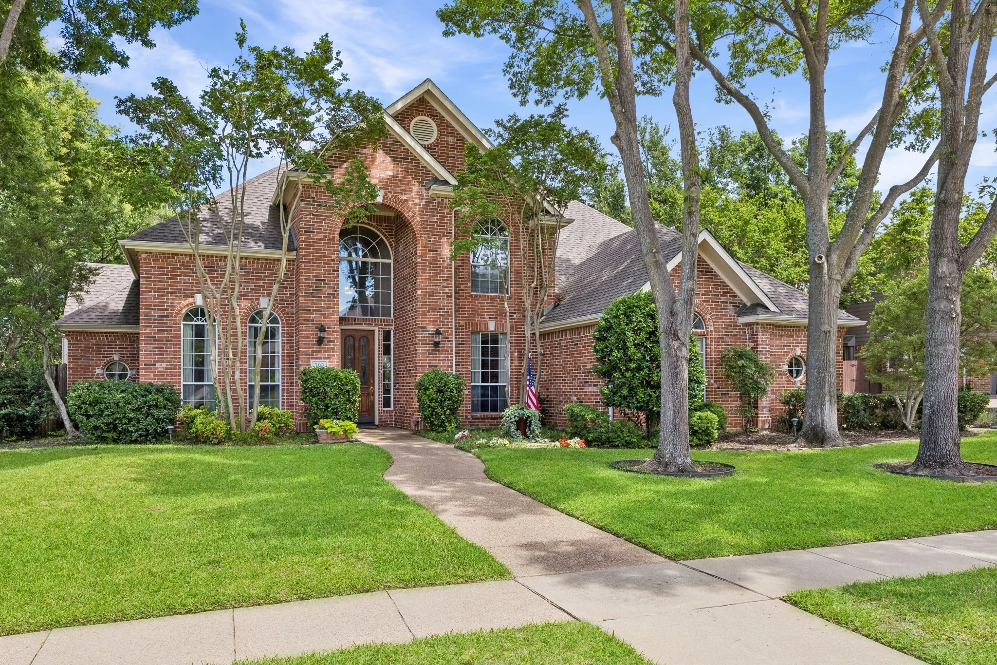 Single Family Residence For Sale in Tarrant County , 303 Waterford Court, Southlake, Texas 76092, 4 Bedroom, 5 Bathroom, 3 Garage spaces, 3,562 Sqft, built in 1992, mls#21237189, Real Estate Agent in Southlake, Homes For Sale in Tarrant county, Homes For Sale in Southlake, Realtor in Southlake Texas, Real Estate Brokerage Independent Realty Texas, Luminita Cordes Realtor