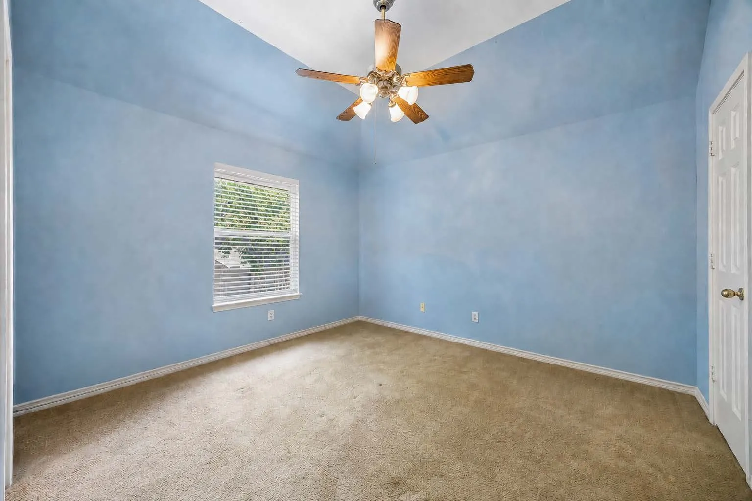 Single Family Residence For Sale in Tarrant County , 303 Waterford Court, Southlake, Texas 76092, 4 Bedroom, 5 Bathroom, 3 Garage spaces, 3,562 Sqft, built in 1992, mls#21237189, Real Estate Agent in Southlake, Homes For Sale in Tarrant county, Homes For Sale in Southlake, Realtor in Southlake Texas, Real Estate Brokerage Independent Realty Texas, Luminita Cordes Realtor