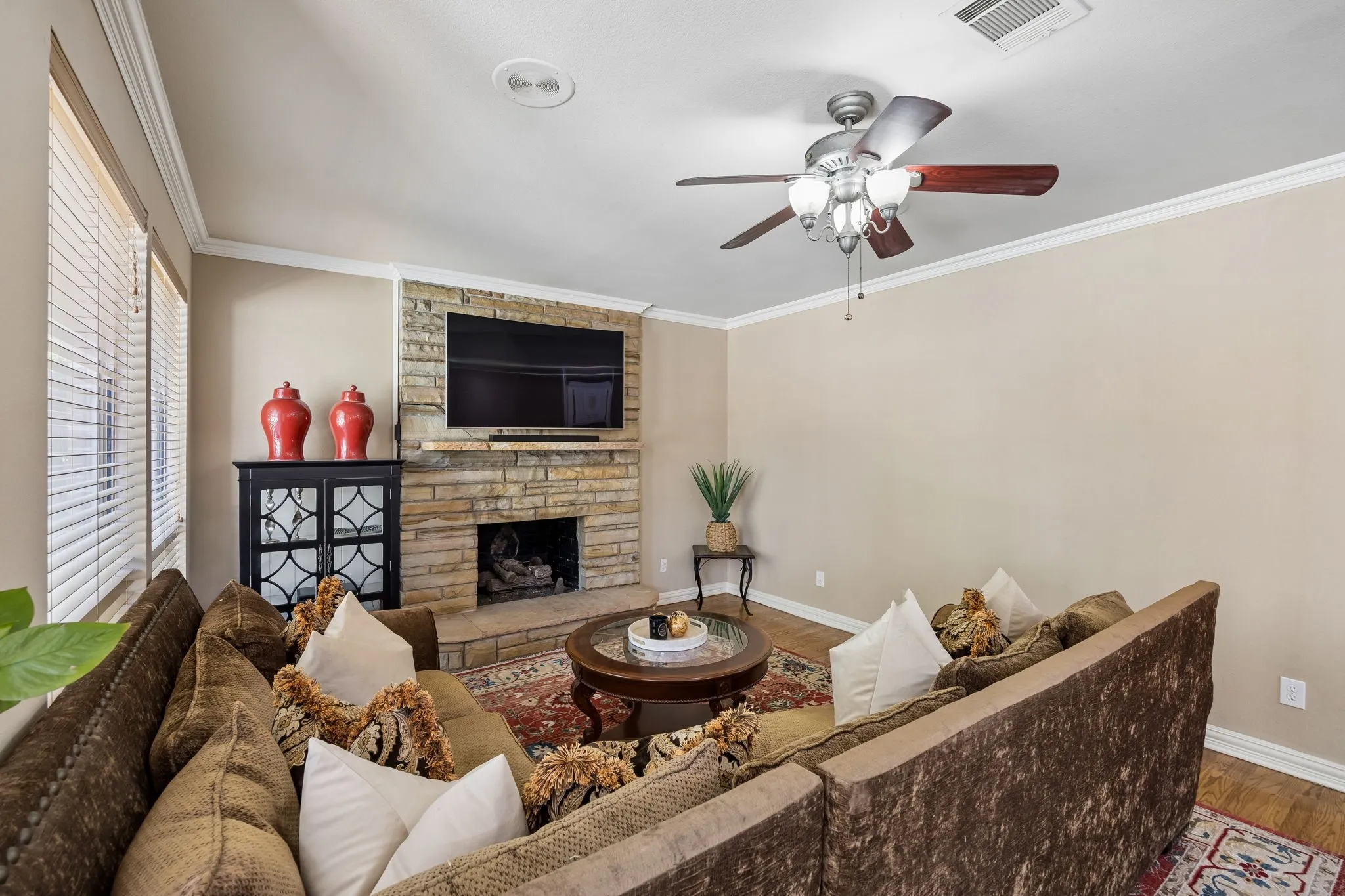 Single Family Residence For Sale in Tarrant County , 303 Waterford Court, Southlake, Texas 76092, 4 Bedroom, 5 Bathroom, 3 Garage spaces, 3,562 Sqft, built in 1992, mls#21237189, Real Estate Agent in Southlake, Homes For Sale in Tarrant county, Homes For Sale in Southlake, Realtor in Southlake Texas, Real Estate Brokerage Independent Realty Texas, Luminita Cordes Realtor