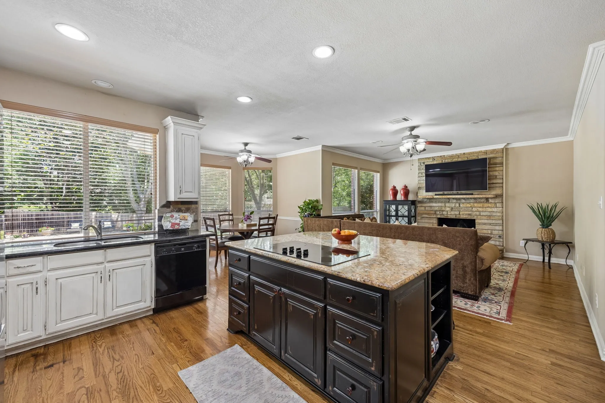 Single Family Residence For Sale in Tarrant County , 303 Waterford Court, Southlake, Texas 76092, 4 Bedroom, 5 Bathroom, 3 Garage spaces, 3,562 Sqft, built in 1992, mls#21237189, Real Estate Agent in Southlake, Homes For Sale in Tarrant county, Homes For Sale in Southlake, Realtor in Southlake Texas, Real Estate Brokerage Independent Realty Texas, Luminita Cordes Realtor
