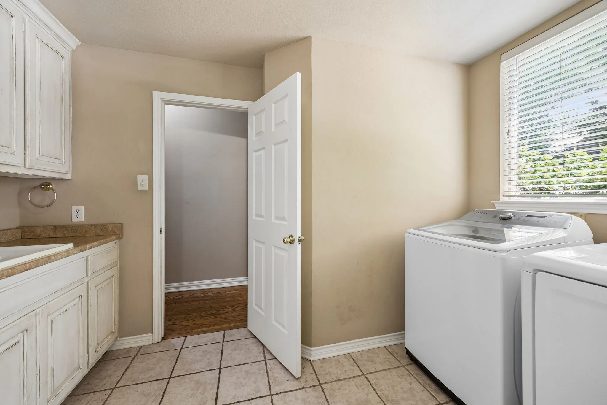 Single Family Residence For Sale in Tarrant County , 303 Waterford Court, Southlake, Texas 76092, 4 Bedroom, 5 Bathroom, 3 Garage spaces, 3,562 Sqft, built in 1992, mls#21237189, Real Estate Agent in Southlake, Homes For Sale in Tarrant county, Homes For Sale in Southlake, Realtor in Southlake Texas, Real Estate Brokerage Independent Realty Texas, Luminita Cordes Realtor
