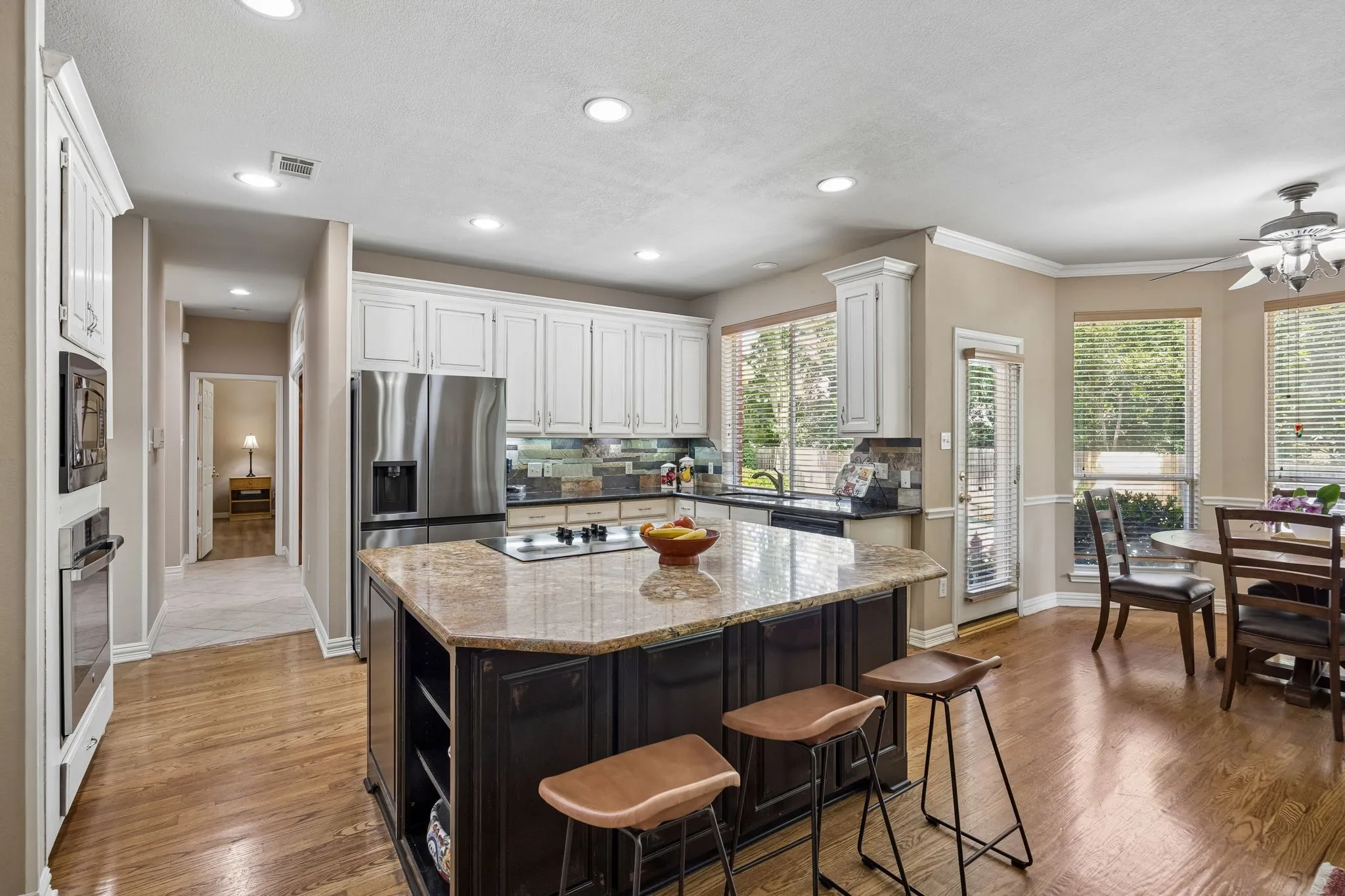 Single Family Residence For Sale in Tarrant County , 303 Waterford Court, Southlake, Texas 76092, 4 Bedroom, 5 Bathroom, 3 Garage spaces, 3,562 Sqft, built in 1992, mls#21237189, Real Estate Agent in Southlake, Homes For Sale in Tarrant county, Homes For Sale in Southlake, Realtor in Southlake Texas, Real Estate Brokerage Independent Realty Texas, Luminita Cordes Realtor