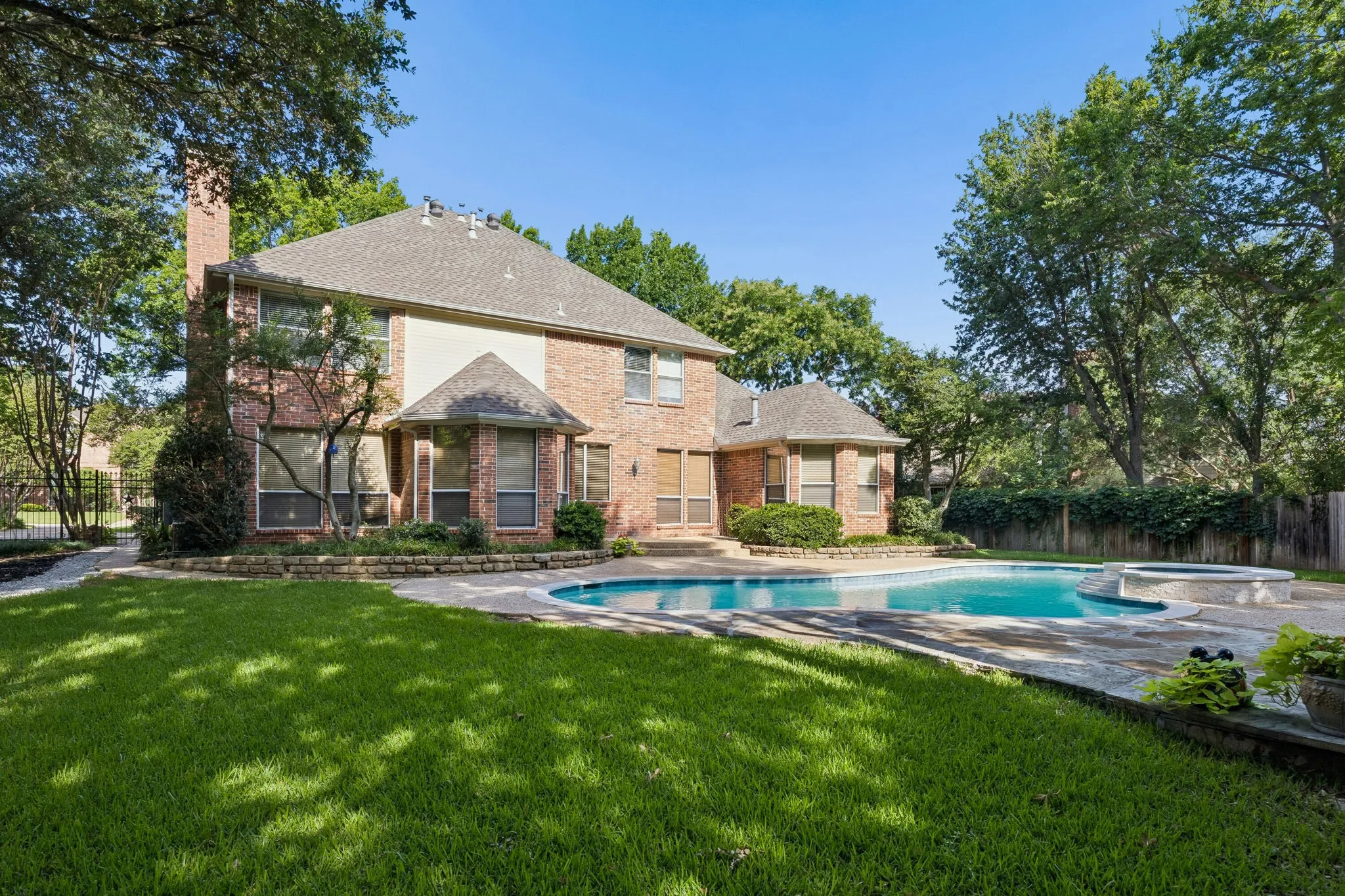 Single Family Residence For Sale in Tarrant County , 303 Waterford Court, Southlake, Texas 76092, 4 Bedroom, 5 Bathroom, 3 Garage spaces, 3,562 Sqft, built in 1992, mls#21237189, Real Estate Agent in Southlake, Homes For Sale in Tarrant county, Homes For Sale in Southlake, Realtor in Southlake Texas, Real Estate Brokerage Independent Realty Texas, Luminita Cordes Realtor