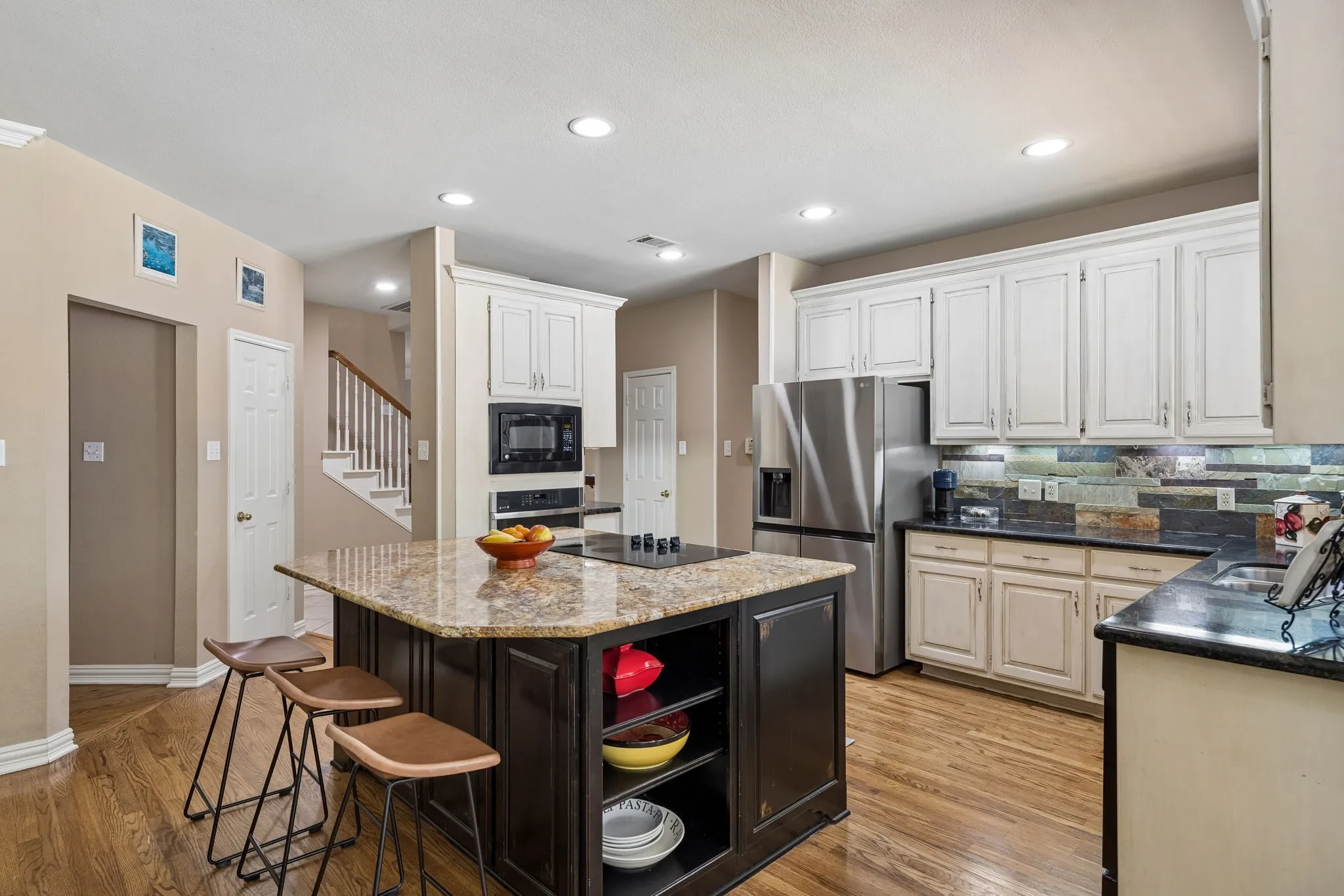 Single Family Residence For Sale in Tarrant County , 303 Waterford Court, Southlake, Texas 76092, 4 Bedroom, 5 Bathroom, 3 Garage spaces, 3,562 Sqft, built in 1992, mls#21237189, Real Estate Agent in Southlake, Homes For Sale in Tarrant county, Homes For Sale in Southlake, Realtor in Southlake Texas, Real Estate Brokerage Independent Realty Texas, Luminita Cordes Realtor