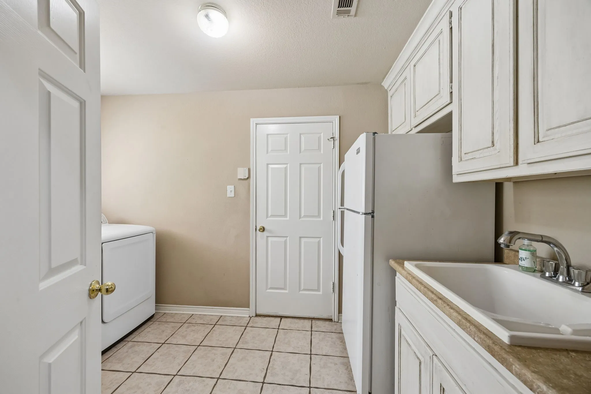 Single Family Residence For Sale in Tarrant County , 303 Waterford Court, Southlake, Texas 76092, 4 Bedroom, 5 Bathroom, 3 Garage spaces, 3,562 Sqft, built in 1992, mls#21237189, Real Estate Agent in Southlake, Homes For Sale in Tarrant county, Homes For Sale in Southlake, Realtor in Southlake Texas, Real Estate Brokerage Independent Realty Texas, Luminita Cordes Realtor