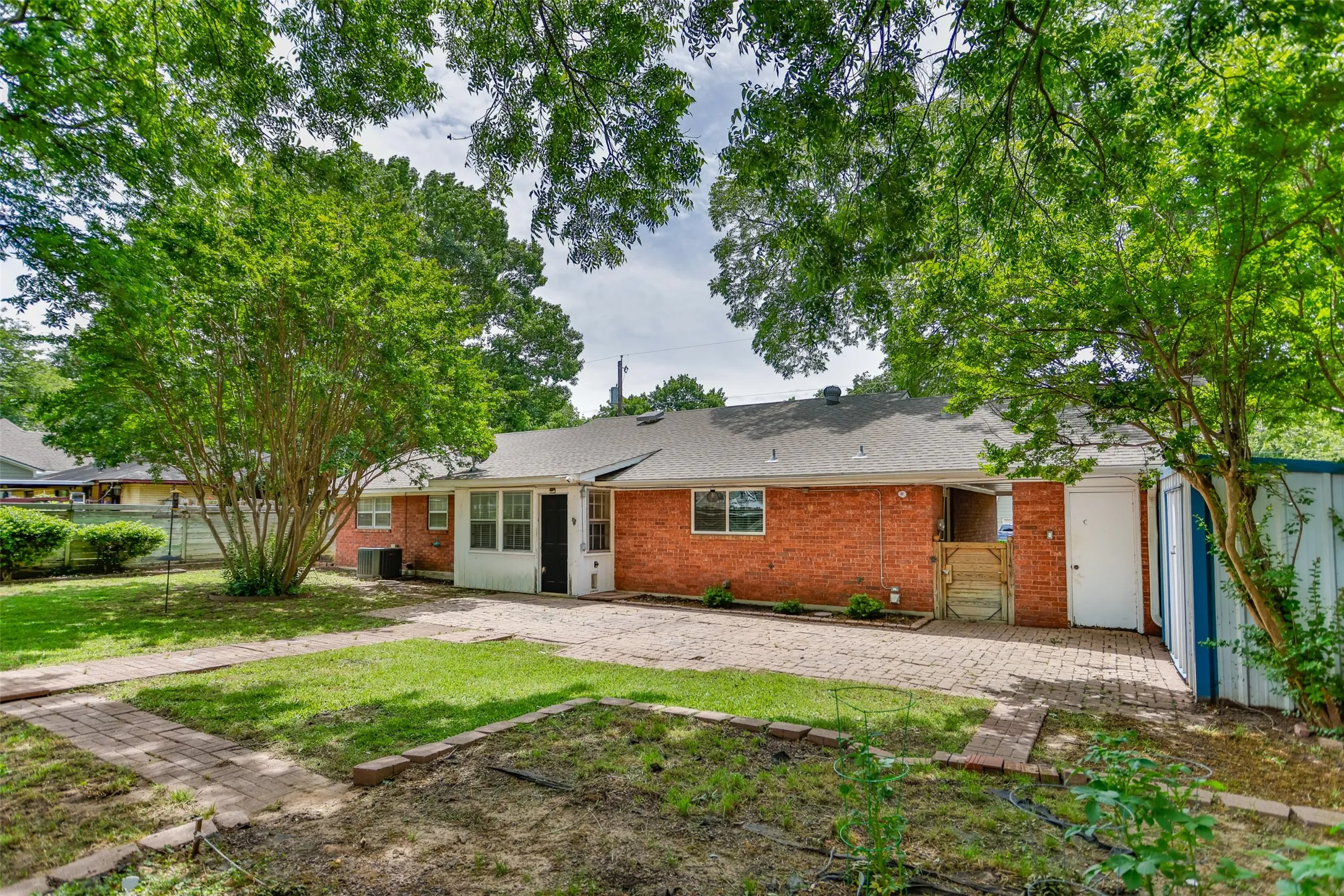 Single Family Residence For Sale in Cooke County , 215 E Tennie Street, Gainesville, Texas 76240, 3 Bedroom, 2 Bathroom, Garage spaces, 1,478 Sqft, built in 1969, mls#21265410, Real Estate Agent in Gainesville, Homes For Sale in Cooke county, Homes For Sale in Gainesville, Realtor in Gainesville Texas, Real Estate Brokerage Independent Realty Texas, Luminita Cordes Realtor