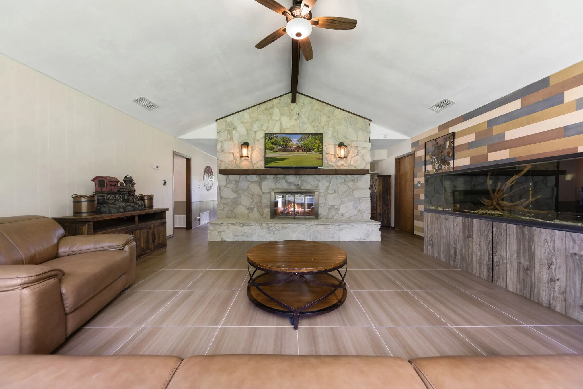 Farm For Sale in Denton County , 7808 ILESON Road, Aubrey, Texas 76227, 3 Bedroom, 2 Bathroom, 2 Garage spaces, 2,174 Sqft, built in 1982, mls#21265390, Real Estate Agent in Aubrey, Homes For Sale in Denton county, Homes For Sale in Aubrey, Realtor in Aubrey Texas, Real Estate Brokerage Independent Realty Texas, Luminita Cordes Realtor
