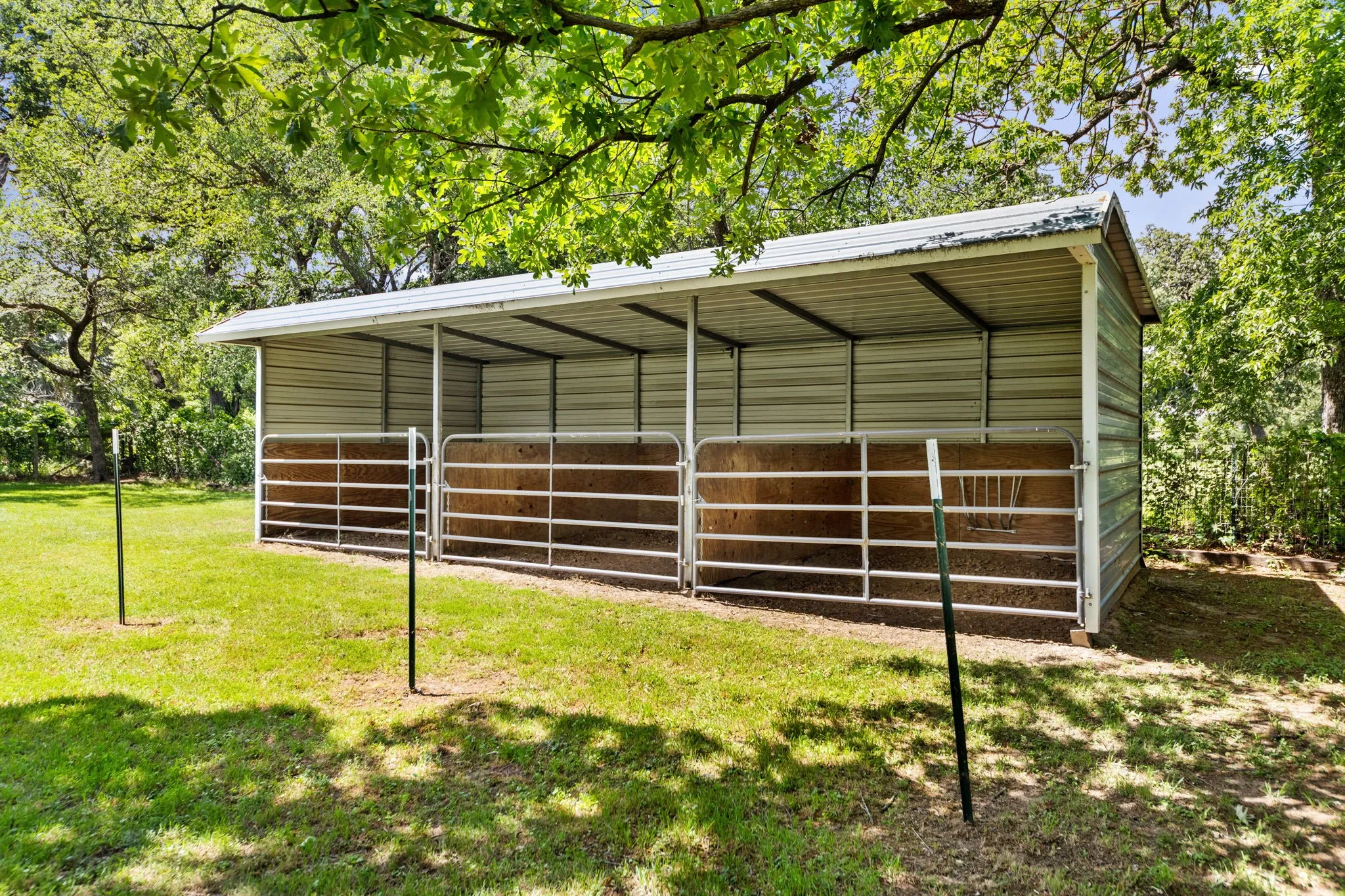 Farm For Sale in Denton County , 7808 ILESON Road, Aubrey, Texas 76227, 3 Bedroom, 2 Bathroom, 2 Garage spaces, 2,174 Sqft, built in 1982, mls#21265390, Real Estate Agent in Aubrey, Homes For Sale in Denton county, Homes For Sale in Aubrey, Realtor in Aubrey Texas, Real Estate Brokerage Independent Realty Texas, Luminita Cordes Realtor