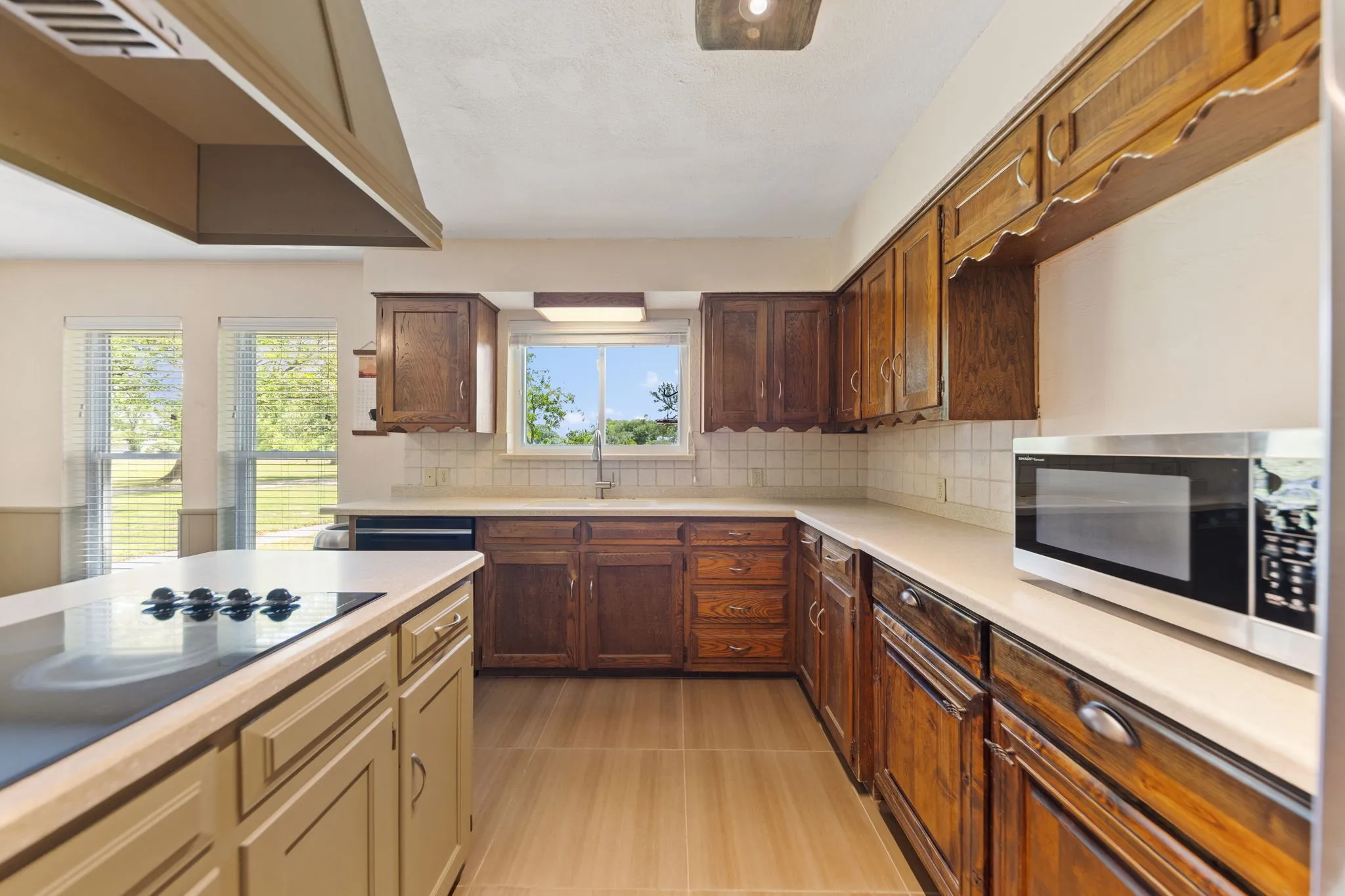 Farm For Sale in Denton County , 7808 ILESON Road, Aubrey, Texas 76227, 3 Bedroom, 2 Bathroom, 2 Garage spaces, 2,174 Sqft, built in 1982, mls#21265390, Real Estate Agent in Aubrey, Homes For Sale in Denton county, Homes For Sale in Aubrey, Realtor in Aubrey Texas, Real Estate Brokerage Independent Realty Texas, Luminita Cordes Realtor