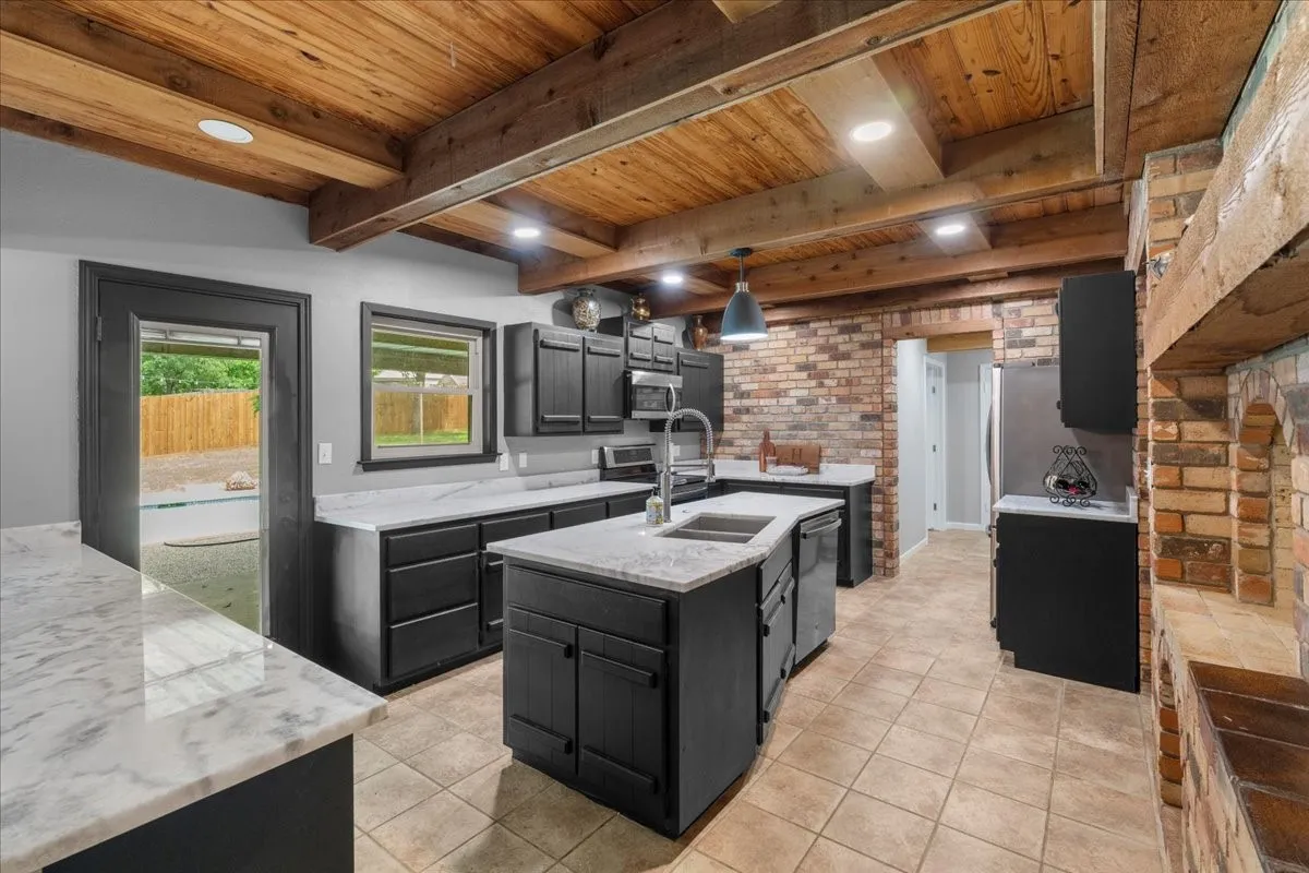 Single Family Residence For Sale in Navarro County , 3703 NW County Road 0016, Corsicana, Texas 75110, 4 Bedroom, 3 Bathroom, 2 Garage spaces, 2,600 Sqft, built in 1980, mls#21265219, Real Estate Agent in Corsicana, Homes For Sale in Navarro county, Homes For Sale in Corsicana, Realtor in Corsicana Texas, Real Estate Brokerage Independent Realty Texas, Luminita Cordes Realtor
