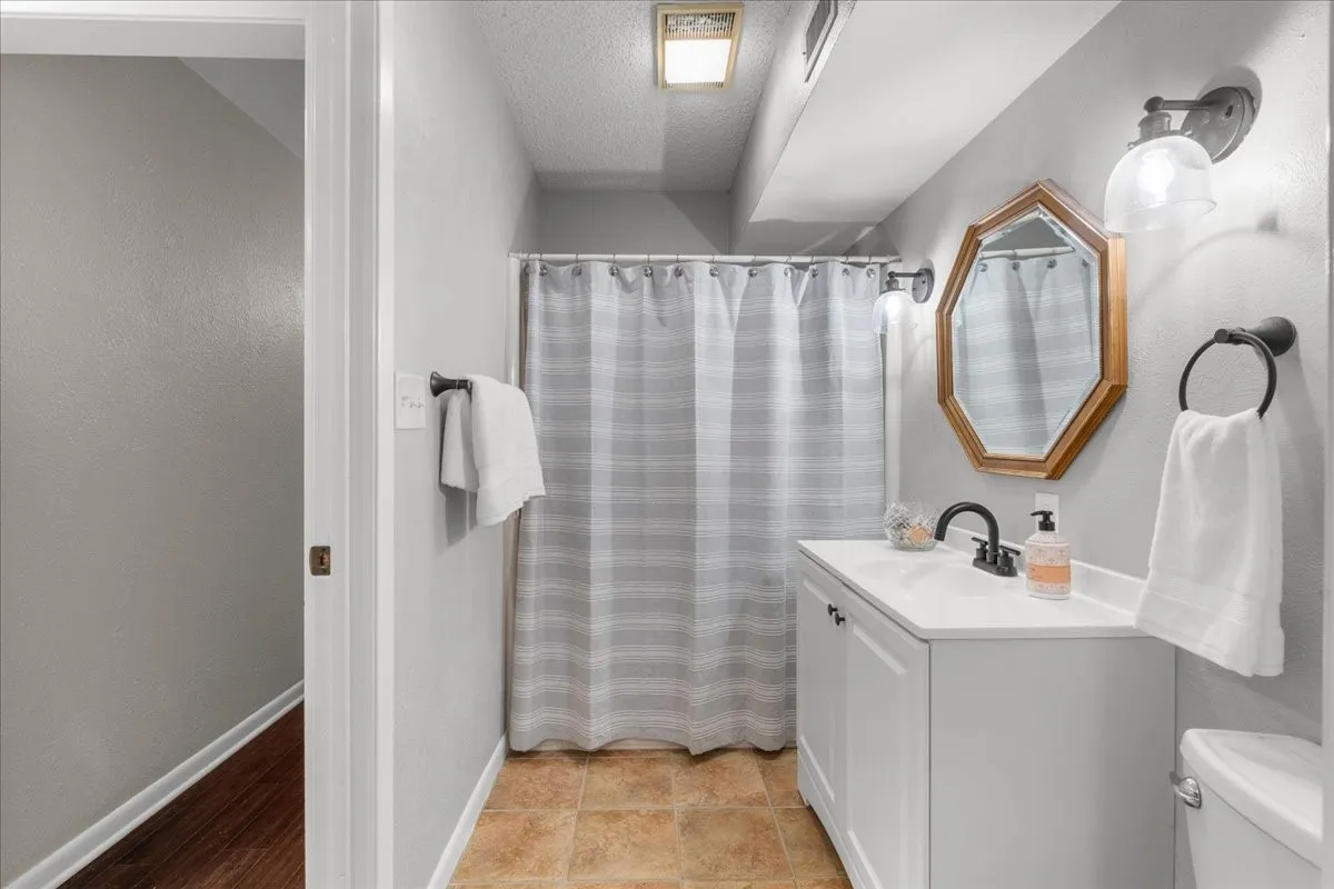 Single Family Residence For Sale in Navarro County , 3703 NW County Road 0016, Corsicana, Texas 75110, 4 Bedroom, 3 Bathroom, 2 Garage spaces, 2,600 Sqft, built in 1980, mls#21265219, Real Estate Agent in Corsicana, Homes For Sale in Navarro county, Homes For Sale in Corsicana, Realtor in Corsicana Texas, Real Estate Brokerage Independent Realty Texas, Luminita Cordes Realtor
